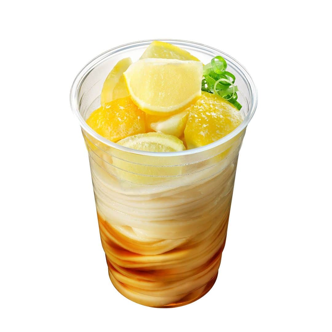 丸亀製麺のインスタグラム：「お腹減ったと思ったら「😋」で教えてください！  お財布にやさしい500円以内で頼めるおすすめの組み合わせや商品を3つご紹介👇 明日のお昼にぜひ試してみてください🥢  🍋極冷 凍らせ塩レモンぶっかけうどん（490円） 爽やかな香りとほどよい酸味でじめじめした夏でもするっと召し上がっていただける一杯！ひえひえをお渡しいたします！  🎐冷かけ＋ちくわ磯辺天（490円） 香り高いだしを冷で味わえる夏の定番・冷かけに磯の風味を加えてどうぞ！  🥢明太とろろうどん＋温泉玉子（480円） ピリ辛の明太子にとろ～りまろやかな黄身をうどんに絡めれば、箸が止まらないおいしさに！よくシェイクして召し上がれ！  ※冷かけの組み合わせは店内でご飲食いただく際の価格です。 ※うどんはいずれも(並)サイズとなります。  #丸亀製麺 #丸亀うどん #udon #麺 #うどん」