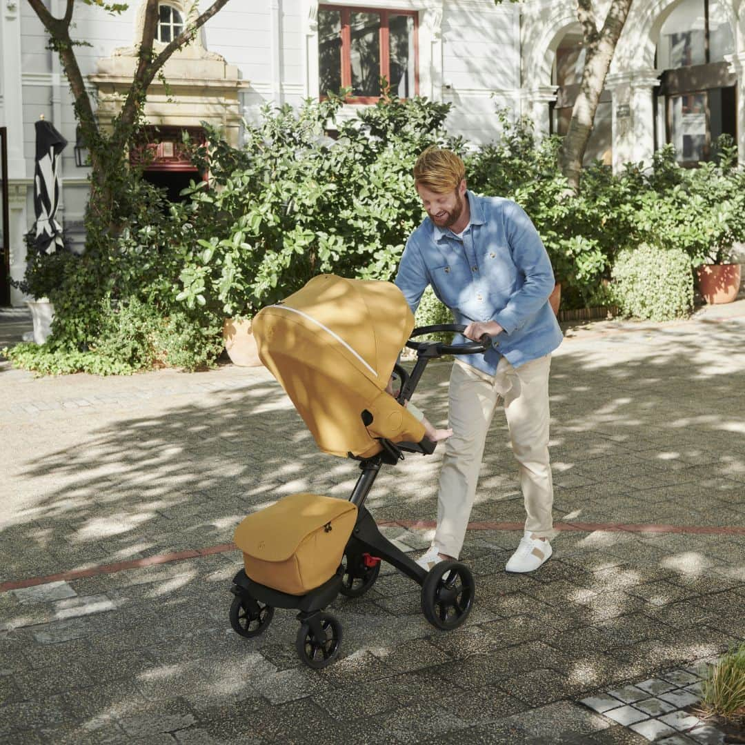 Stokke Japanのインスタグラム：「【ハイシートだからできる、赤ちゃんのための暑さ対策】  暑い夏のお出かけは、ママやパパだけでなく、赤ちゃんにとっても大変です。特にベビーカーはシートが低い位置にあることも多く、立って歩く大人以上に、赤ちゃんは夏の暑さを感じています。  ストッケ独自のハイシート・ストローラー「エクスプローリー」なら、シートの高さは約80cmと赤ちゃんを大人の腰のあたり高さへと近づけ、さらにサンバイザー付き延長キャノピーが日差しから赤ちゃんを保護してくれます。  ＼親子の距離を近づける／ を大切にしているストッケが提案する、お出かけ好きな親子にぴったりのストローラーです  #ストッケ #ストッケエクスプローリー #エクスプローリー #エクスプローリーX #stokke #xplory #ベビーカー #ストローラー #赤ちゃんとのお出かけ #赤ちゃんとお出かけ #ベビーカー選び #ベビーカーでお散歩 #両対面ベビーカー #AB型ベビーカー #キャリーコット #妊娠7ヶ月 #妊娠8ヶ月 #妊娠9ヶ月 #令和5年ベビー #令和6年ベビー #新米ママ #プレママ #新米パパ #東京プレママ #名古屋プレママ #大阪プレママ #ベビーカー選び #海外ベビーカー #北欧 #北欧デザイン」