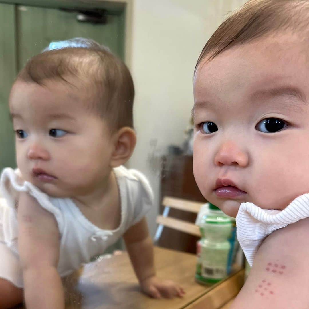 のインスタグラム：「鏡って不思議だよね☺️ 顔で触って確かめるひーちゃん  #村方乃々佳 #ののちゃん #ののかちゃん #ののちゃんねる #nonokamurakata #노노카 #NONOCHAN #ひーちゃん #笑」