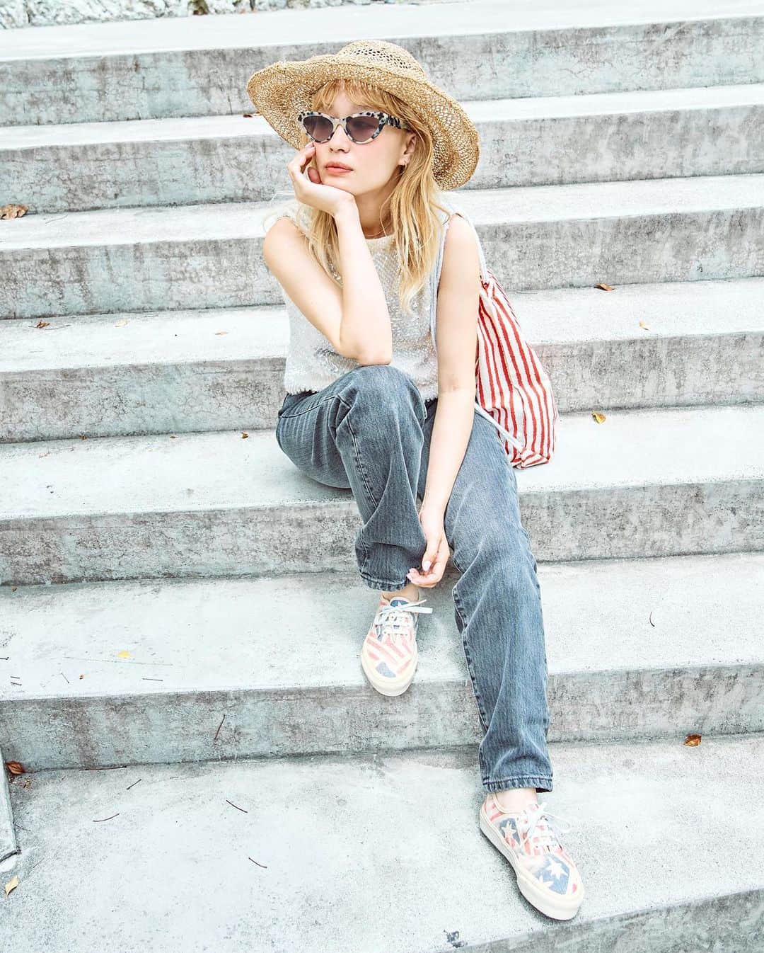 merのインスタグラム：「定番デニム【リーバイス】でつくる、モデルが教える、2023夏デニムコーデ👖  今回は、柴田紗希ちゃんが「デニムパンツ」を使ったコーデを披露。  ☑L.A.の海岸でのお散歩をイメージして、タンクトップにデニムを合わせてカジュアルにスタイリング。  ☑スパンコールのトップスが大人っぽい分、ブラックデニムとスニーカーでボーイッシュさをプラス。  ☑リュックや麦わら帽子、サングラス、アメリカ国旗柄のスニーカーと、遊び心のある小物でポップに♪  コーデの詳細はmer webでチェックしてね🔥」