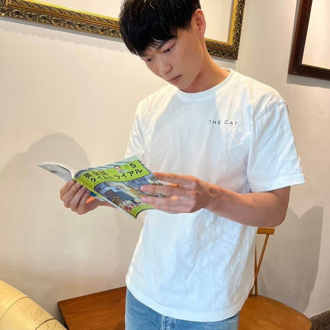 笠松将さんのインスタグラム写真 - (笠松将Instagram)「英語の勉強、地道にコツコツ続けてるよー！！！ TシャツはTHE CAT🤭🤭🤭  NHK出版 　「英会話タイムトライアル」10・11月号 　〈連載〉Steve's Interview 第7・8回  発売日 　10月号　9/14(木) 　11月号　10/14(土)」8月16日 21時00分 - show_kasamatsu_official