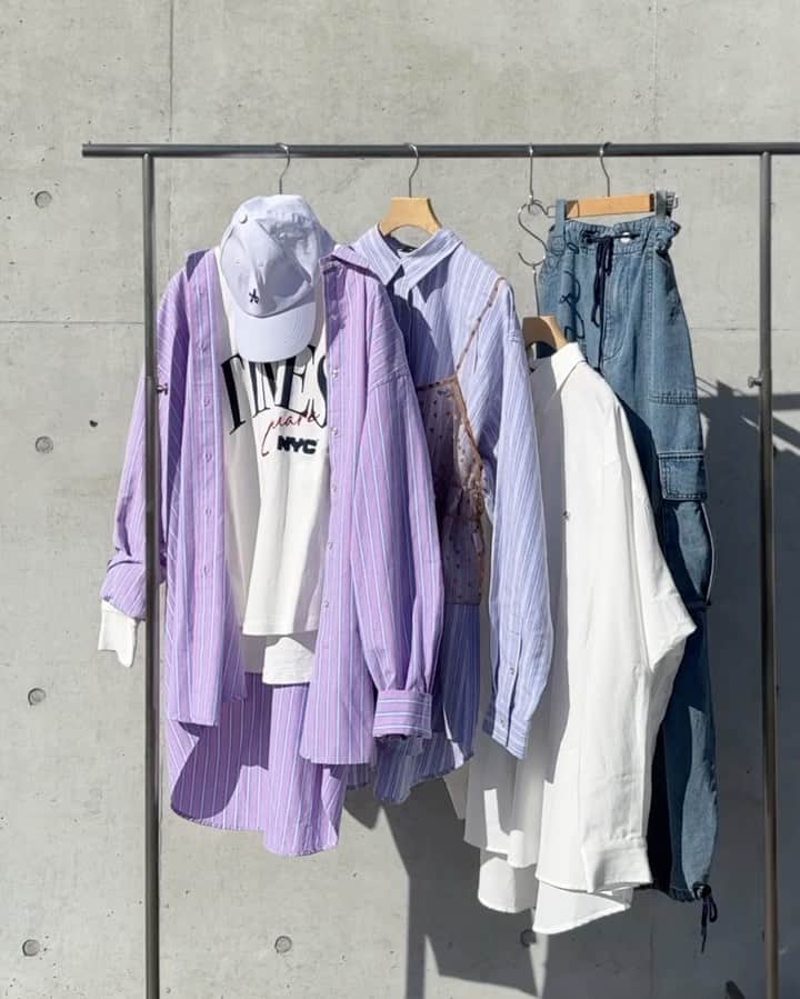 w closetのインスタグラム：「【new arrival】  "可愛いと思ったらいいね♡" _______________  刺繍バックリボンビッグシャツ ¥6,490 color : オフホワイト　サックス　ラベンダー  後ろリボンでバックスタイルもキマるアイテム♡ 胸元のワンポイント刺繍も可愛い♪  ゆったりシルエットで着回しやすさも◎ _______________  #wcloset#ダブルクローゼット#wclo_snap#トレンドアイテム#カラーコーディネート#レイヤード#秋ファッション#秋コーディネート#コーディネート#秋トレンド#差し色コーデ#秋コーデ#カジュアルコーデ#カラーコーデ#トレンドコーデ#大人カジュアルコーデ#シャツ#ストライプシャツ #ストライプシャツコーデ #シャツワンピース#シャツワンピースコーデ#シャツワンピ#白シャツ #白シャツコーデ#ロゴt#ロゴtコーデ#パープルコーデ#ブルーコーデ#ホワイトコーデ#シャツコーデ」