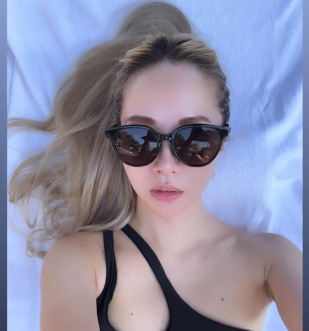 mirayさんのインスタグラム写真 - (mirayInstagram)「🕶️🤍  おでこのてっぺんが焼けました☀️  改めて日本ってビールもご飯も めちゃくちゃ安いし美味しいんだなぁ😂  でもまたすぐ行きたい🥹🇸🇬🤍  #シンガポール #海外旅行  #夫婦旅行 #singapore  #whotelsingapore  #whotel  #pool #🇸🇬」8月16日 21時01分 - miray0705