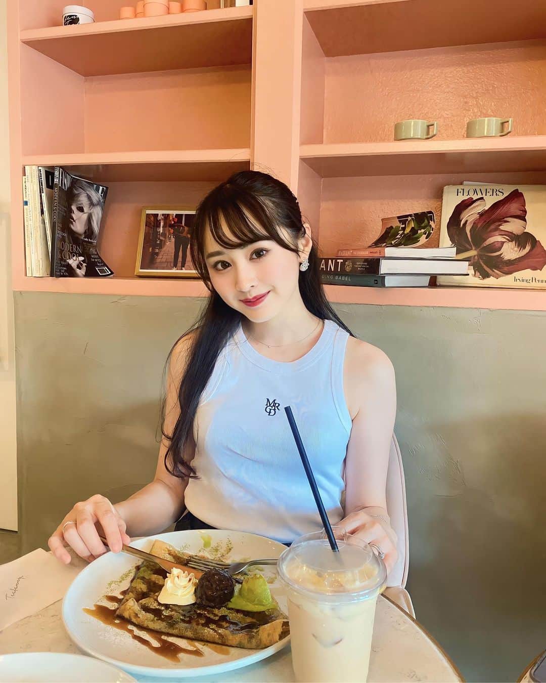 待鳥志織のインスタグラム：「中華街でご飯食べた後に行った 元町にあるカフェが可愛かったし 美味しかった☺️🤍 涼しくなったらだいふくも連れて行きたいな！ ・ #横浜カフェ#元町カフェ#teafanny」