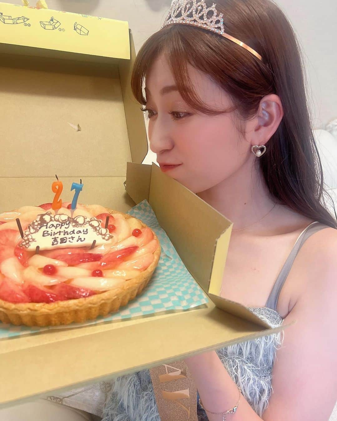 吉田朱里さんのインスタグラム写真 - (吉田朱里Instagram)「27歳になりました🤍 いつも応援してくださる皆様 ありがとうございます。 . 14歳でアイドルでなった私が 27歳。こうして長い時間 皆様に応援していただけて 本当に幸せです🤍 . 27歳か〜 どんな一年になるんだろう🤍 ワクワクします☺️ . いっぱい悩むだろうけど どんな時もその時自分がした選択に 後悔しないそんな人生を歩みたいです。 応援してくれる皆様に アカリンみたいに生きたいって 言ってもらえるそんな人になりたいです🤍 . 私が作り出すものや 発信することで誰かの毎日が 少しでも輝きますように💖 . 27歳もよろしくお願いします！！ . YouTube生配信でたくさんご報告したので、よかったらアーカイブご覧下さい💖💖💖 . #吉田朱里生誕祭」8月16日 21時01分 - _yoshida_akari