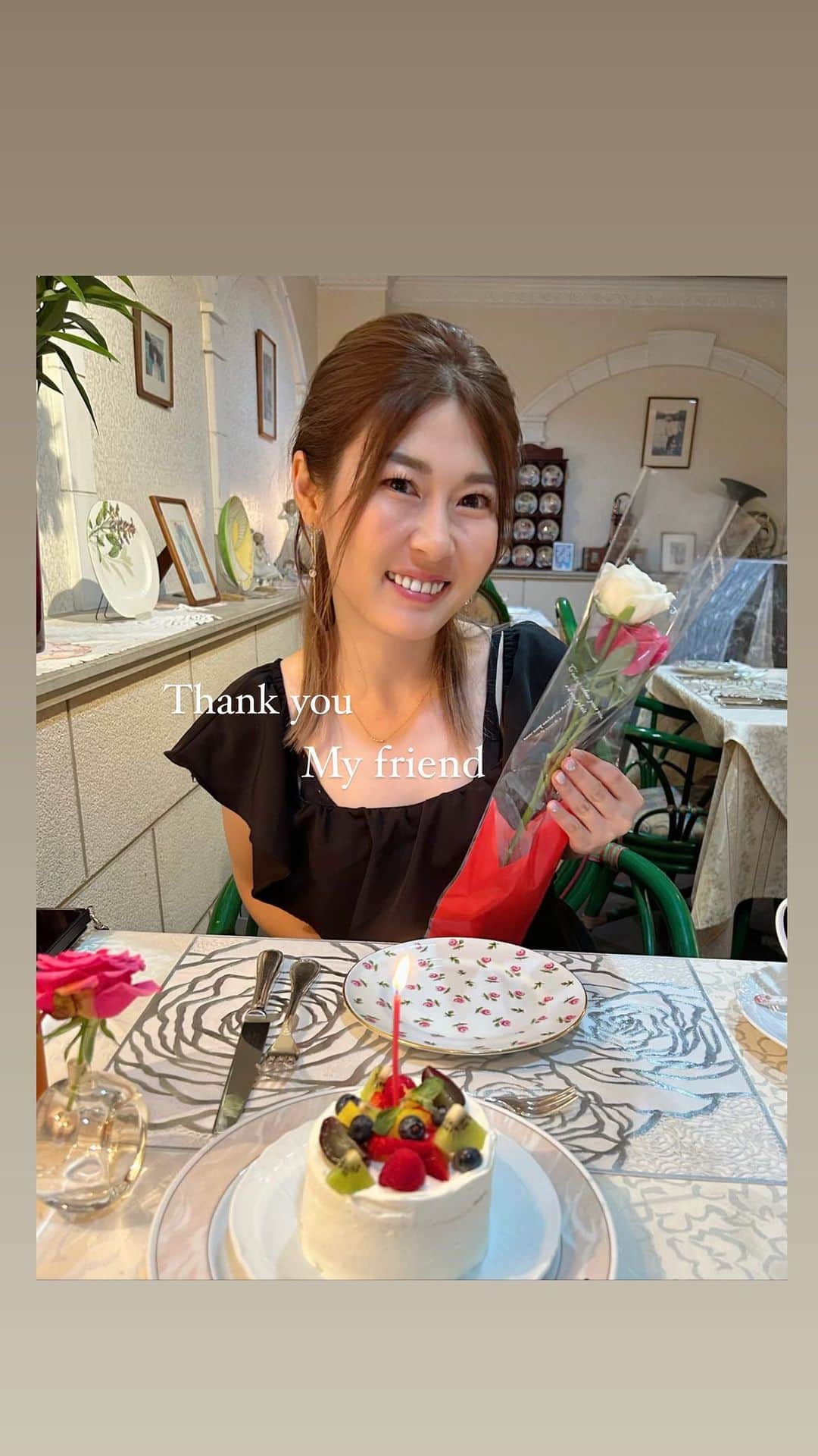mimiのインスタグラム：「素敵な友人のご紹介♡ 明日また１つレベルアップする私ですが、前祝いをしていただきました🥹🩷  @yuuri.golf ☆ ウエスティンホテルの素敵な和食に連れて行ってくれて、とてつもなく可愛いピアスのプレゼント😍 私に似合うものを考えて選んでくれた事が嬉しいし🥹 ゴルフもプライベートも本当に仲良くしてくれて、いつも大尊敬している🤩  @runa_golf51 ☆ 食事会候補リストを送ってくれて、私が選ぶ思い出プレゼント💐何とも素敵な白金のレストランディナーにお花まで🥰 プロポーズされた気分でハッピー🤩 同じジムに通ってるはずなのに、努力の違いでスタイル抜群になってく姿に脱帽している❣️  @yucha_x2 ☆ 運転免許をついにとって、初めて助手席で早朝ドライブからのお買い物デート🥰 出会った頃は私が運転して買い物してたのに、なんだか姉の気分になって嬉しかった🤩私服コーデプロデュースしてゴルフに使える服プレゼントしてくれたの👚 子育てしながら仕事バリバリ頑張って、輝き増している✨  @なっちゃん 一緒に会社を立ち上げて6年だけど、その時から毎年恒例のナイトプール🏊‍♀️去年は千葉、今年は愛知🚄 何歳までこれ続けるんだろうね？と話しながらイケるところまで笑 美をキープの一環で太れない環境作りの提案、助かります🥰👙  みんなの貴重な時間を私に使ってくれてありがとう🩷  また会社にも色々と届いているようで感謝感激😭  明日は、年間ラウンド同伴者トップ独走中のメンバーがサプライズしてくれるらしい😳⛳️  夜にLIVE配信する予定🌉♪皆様素敵なお盆明けをお過ごしください☆  #誕生日プレゼント  #誕生日サプライズ　#myfriends」