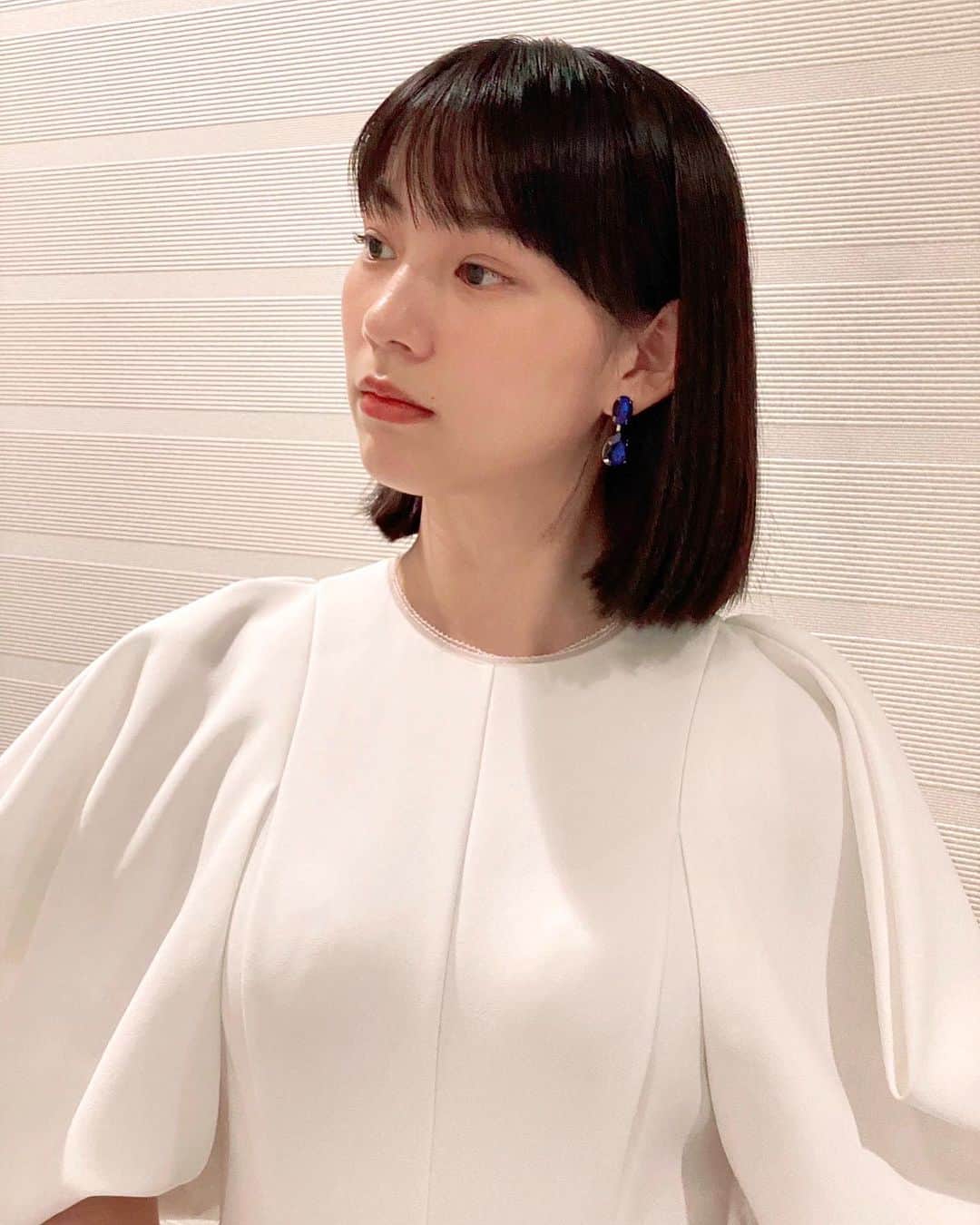 のん（能年玲奈）のインスタグラム：「ホワイトエッセンスのイベントのオフショット。素敵なドレスを着ました。 イメージカラーの青のジュエリー💎  Styling: Mana Yamamoto Hair&Make up: Shie Kanno  #ホワイトエッセンス」