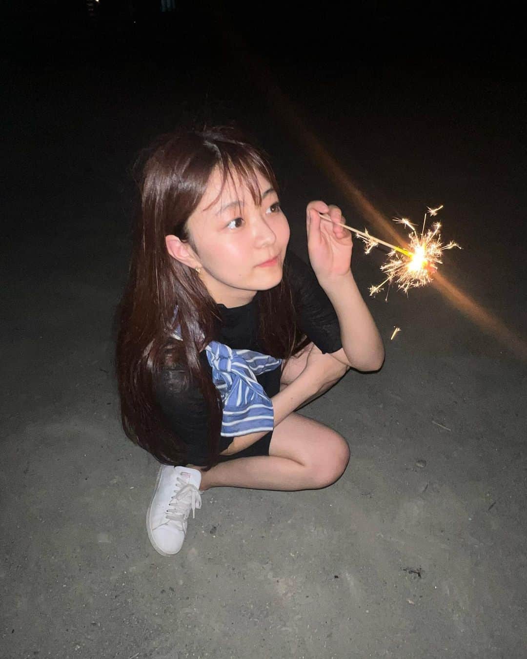 井上あかりのインスタグラム：「手持ち花火したの🥹  前髪ボサボサなのは秘密🤫」