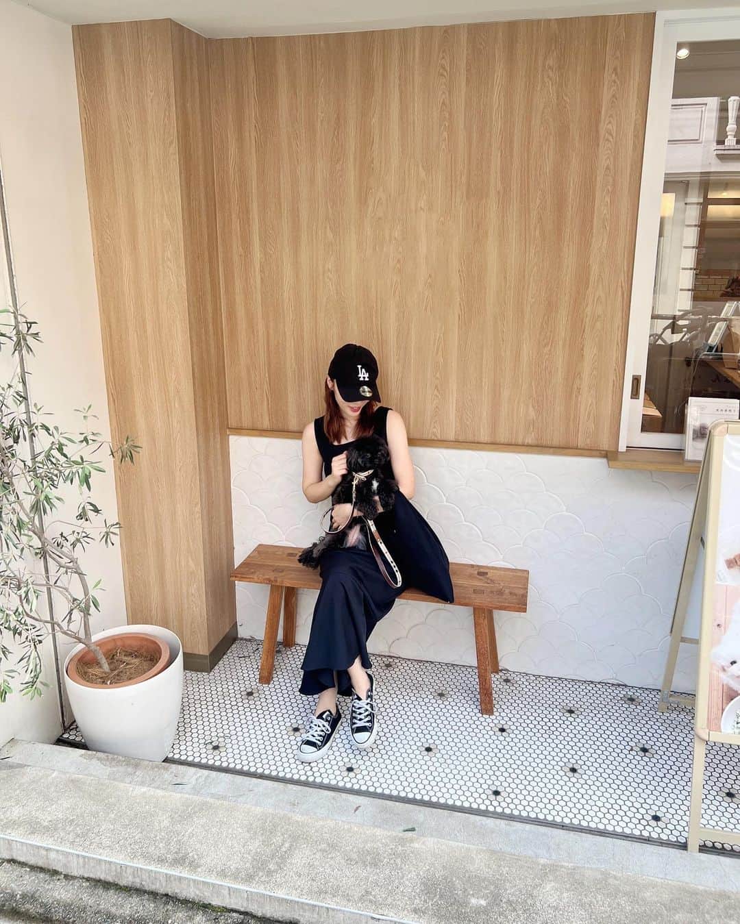 神部美咲のインスタグラム：「休日😇  みみちゃんのお菓子買いに行った🐶♡」