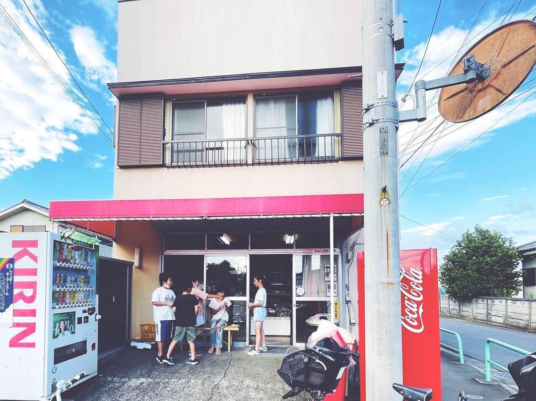kainatsuさんのインスタグラム写真 - (kainatsuInstagram)「自転車で遠出して、偶然居合わせて一緒にザリガニ釣りした子どもたちが、帰りに案内してくれた駄菓子屋さん。ここだけぽっかり昭和空間。」8月16日 21時07分 - natsugram_life