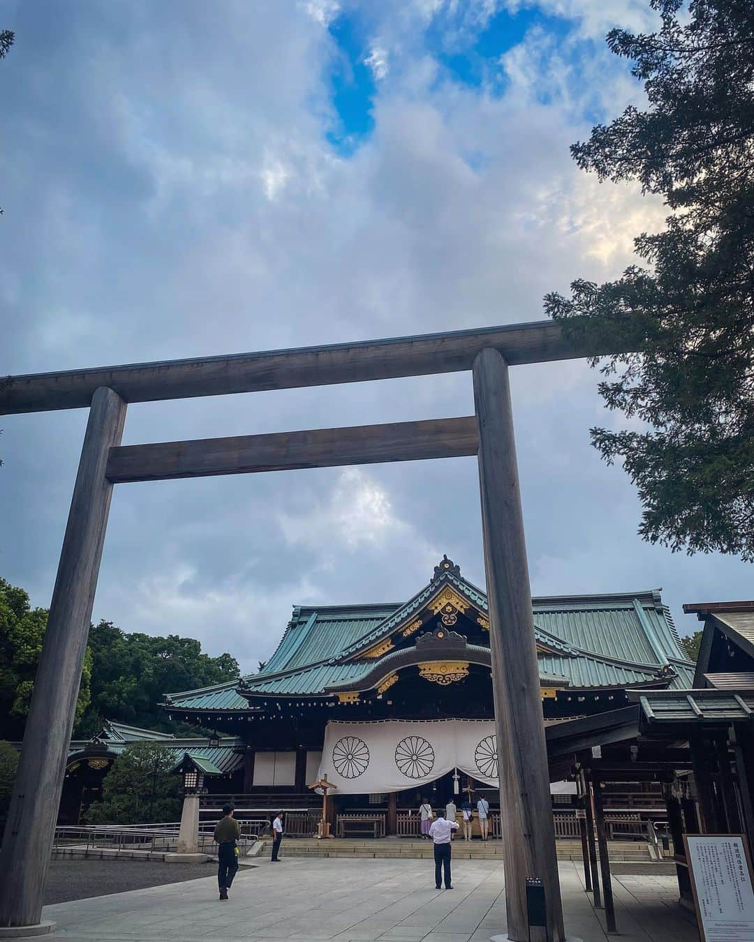 上本昌代さんのインスタグラム写真 - (上本昌代Instagram)「日本における78年目の終戦の日。 自分が今ここにこうしていられる事にただただ感謝。 一日ずれただけで人が少なくすぐに参拝できましたがやはり昨日参拝したかったな⛩️  #終戦の日 #靖国神社 #shrine #peace #平和 #平和でありますように #感謝」8月16日 21時08分 - masayomai