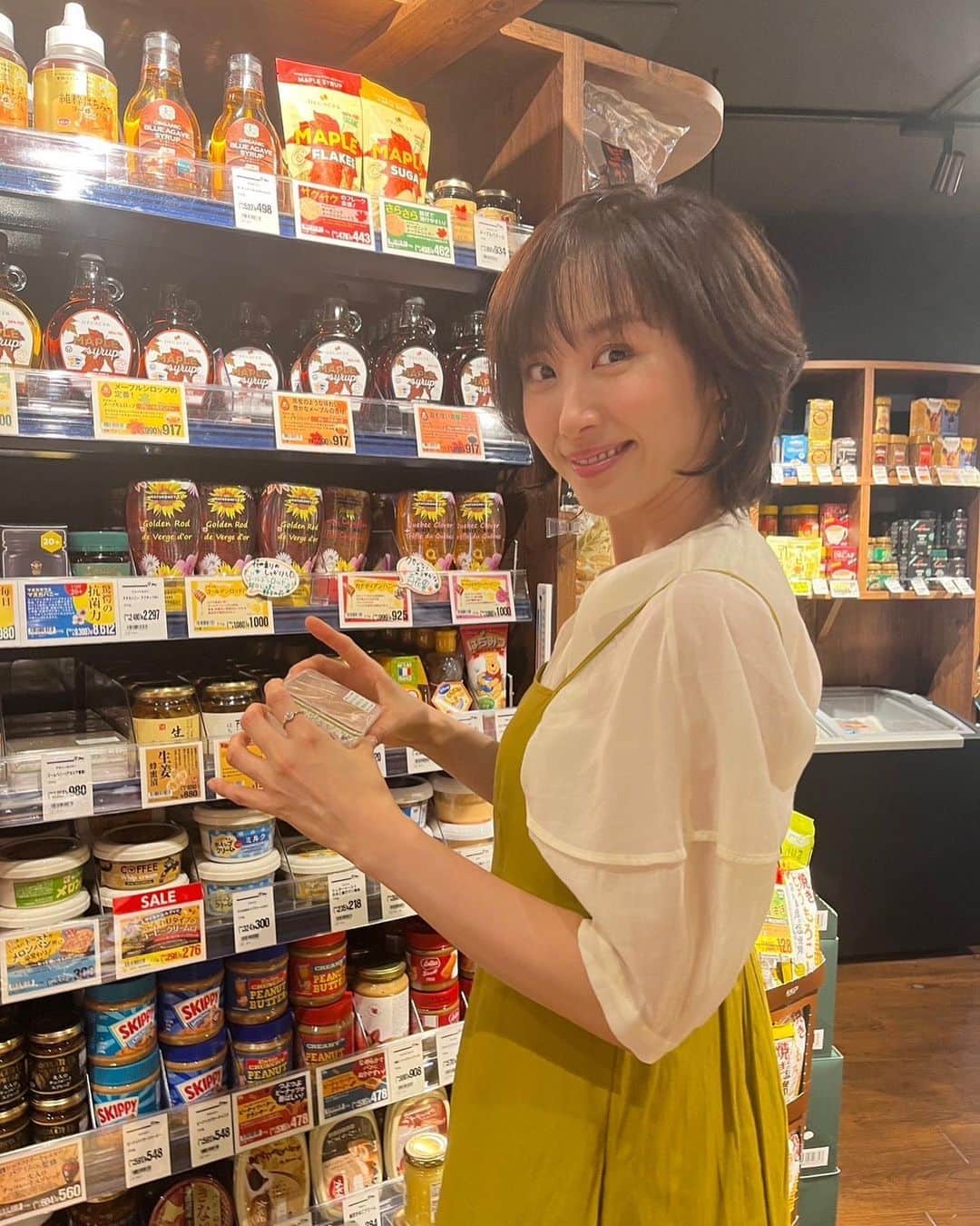 山口もえのインスタグラム：「・  これくらい離さないと… 小さい文字見えないよね。笑  今日は台風の影響で大阪へ行けずでした💦 残念…😭  8/17(木)11:55～13:55 NTV「ヒルナンデス！  明日は大沢女子会出演します📺 お楽しみに♡  #TV #🚄#📺#台風 #新幹線 #乗れなかった #出張 #マネージャー　さんと #☕️  #駅 でずっと待ったのに😭」