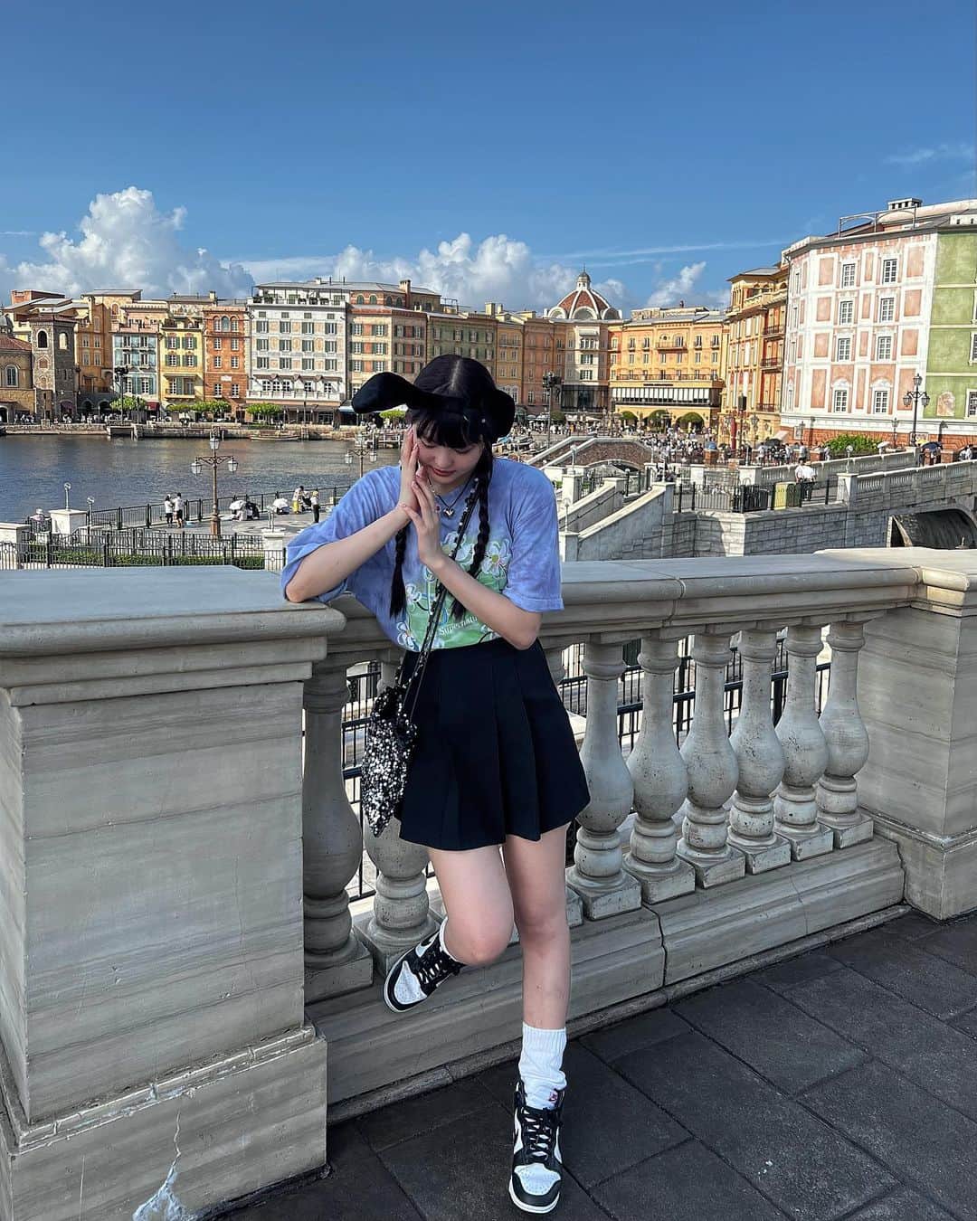 きりざきまいのインスタグラム：「. DisneySea楽しかった✌🏻✨🤍 Tops @sly_official  Skirt @nugu__official  Bag @nugu__official  Shoes @nike」