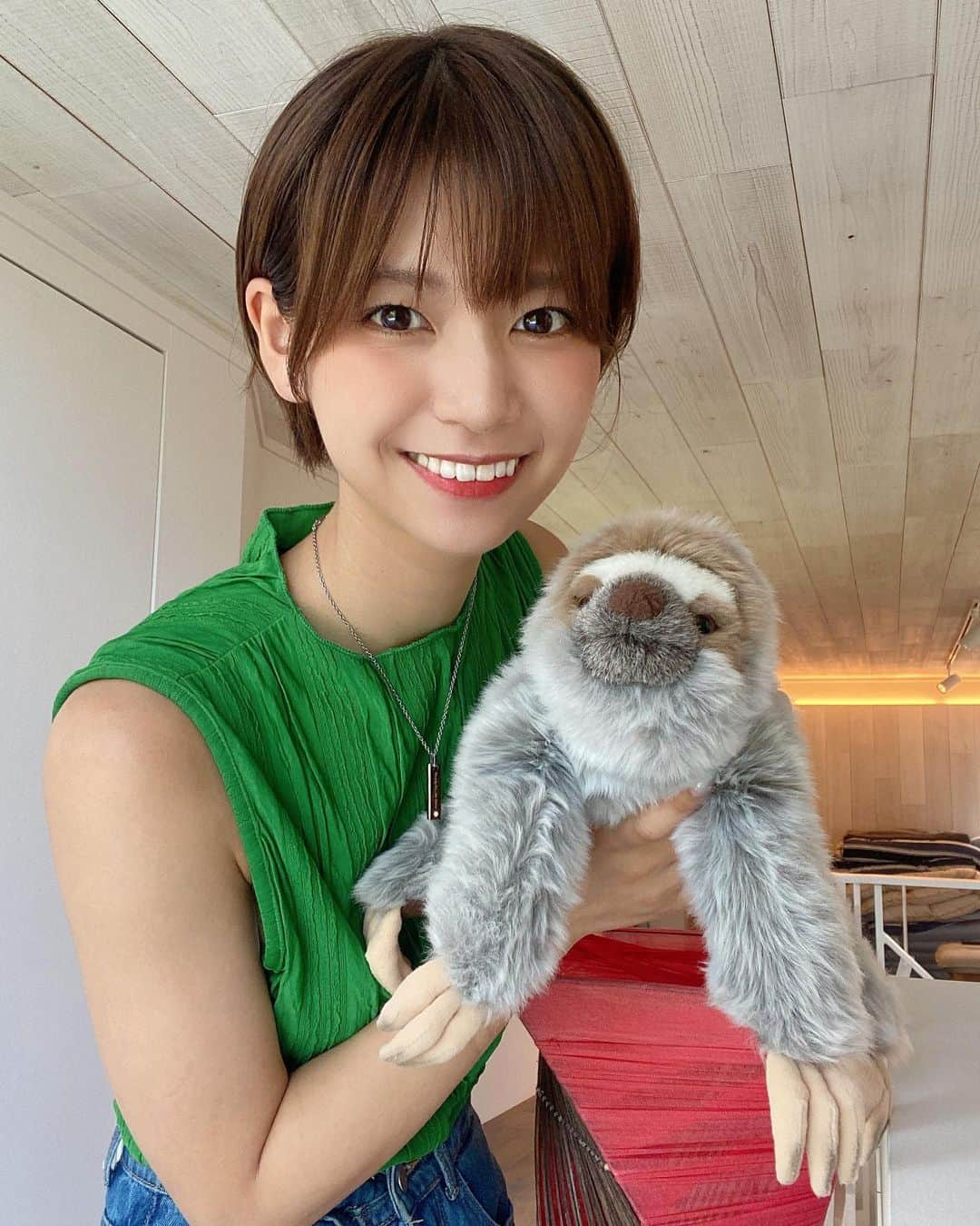 小坂田純奈さんのインスタグラム写真 - (小坂田純奈Instagram)「ナマケモノのぬいぐるみが天使すぎる🥹❤️‍🔥  あまりに可愛すぎて永遠と撫でてた(笑)  #ショート女子 #ナマケモノ #ナマケモノグッズ #ノースリーブ #ノースリーブコーデ」8月16日 21時10分 - official_junata