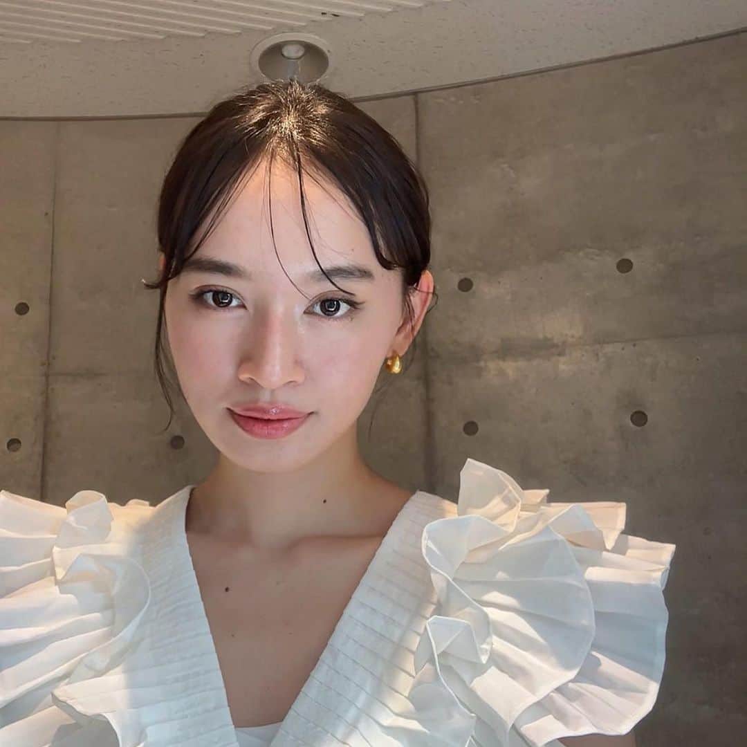 shihori.kathleenのインスタグラム：「フリルノースリーブとゴールドアクセサリー合わせ🤍🪷✨」