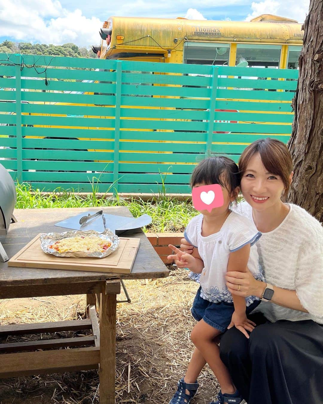 吉田早織のインスタグラム：「・ 夏休みは初めてグランピングへ🏕️ ⁡ ⁡ ピザ作り体験やキャンプファイヤー、花火もできて、バーベキューは食材全て揃ってるしテントも快適✨ キャンプハードル高いけどグランピングならまた行きたい☺️ ⁡ ⁡ 帰りは近くのゾウの国へ🐘 間近で象を見れたり、餌をあげられたり、ショーは大人でも楽しめました🙌 娘はショーで推しの像を見つけて、その子のぬいぐるみをゲット👧🏻 ⁡ 動物園とはまた違う楽しみ方ができておすすめです🐘 ⁡ ⁡ ⁡ ⁡ ⁡ #グランピング #市原ぞうの国 #ぞうの国 #子連れ旅行」