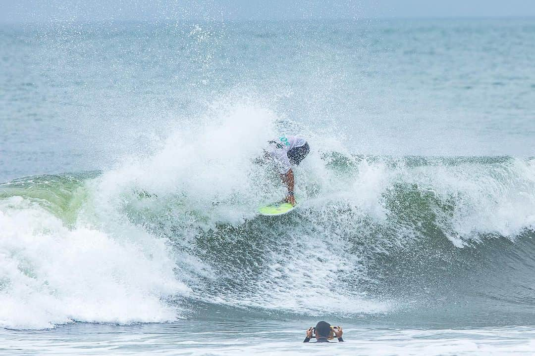 金尾玲生さんのインスタグラム写真 - (金尾玲生Instagram)「.  Back side attack!! 📷by @kenyutakahashi   #surfing #shonan #波乗り #湘南 @kenta_kawana の水中映像気になる…」8月16日 21時23分 - reokanao