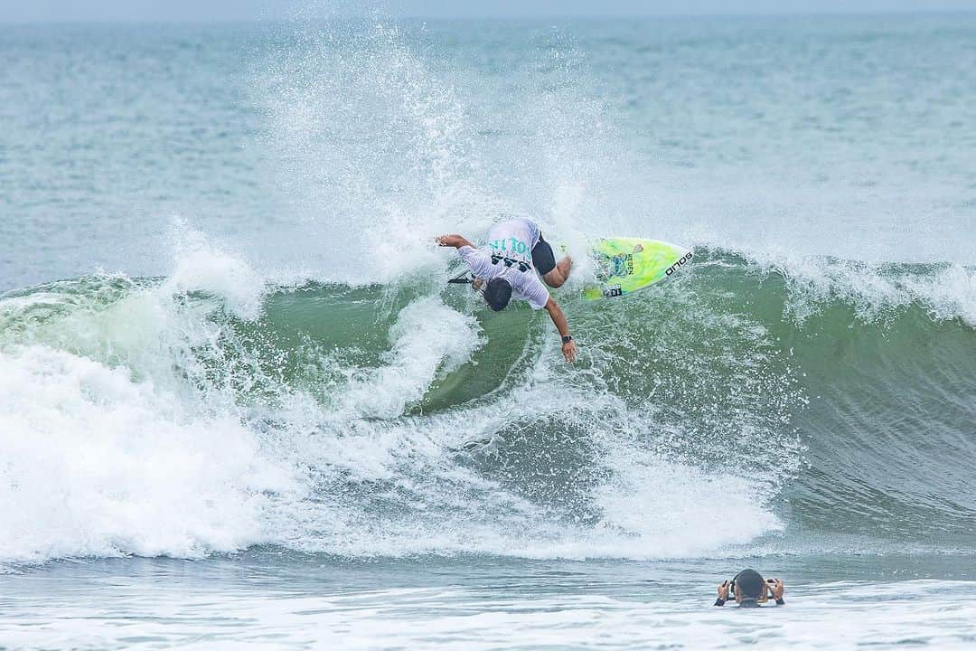 金尾玲生さんのインスタグラム写真 - (金尾玲生Instagram)「.  Back side attack!! 📷by @kenyutakahashi   #surfing #shonan #波乗り #湘南 @kenta_kawana の水中映像気になる…」8月16日 21時23分 - reokanao