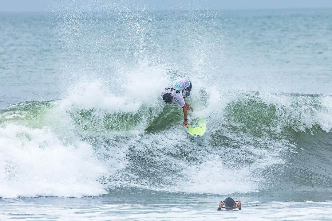 金尾玲生さんのインスタグラム写真 - (金尾玲生Instagram)「.  Back side attack!! 📷by @kenyutakahashi   #surfing #shonan #波乗り #湘南 @kenta_kawana の水中映像気になる…」8月16日 21時23分 - reokanao