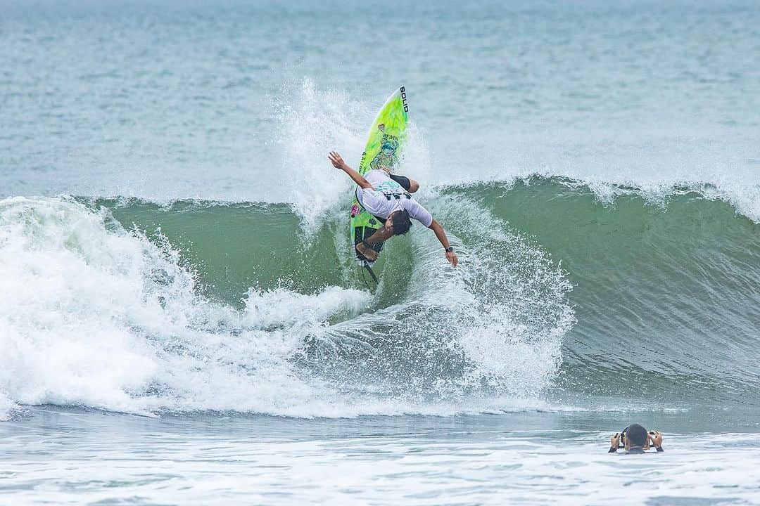 金尾玲生さんのインスタグラム写真 - (金尾玲生Instagram)「.  Back side attack!! 📷by @kenyutakahashi   #surfing #shonan #波乗り #湘南 @kenta_kawana の水中映像気になる…」8月16日 21時23分 - reokanao