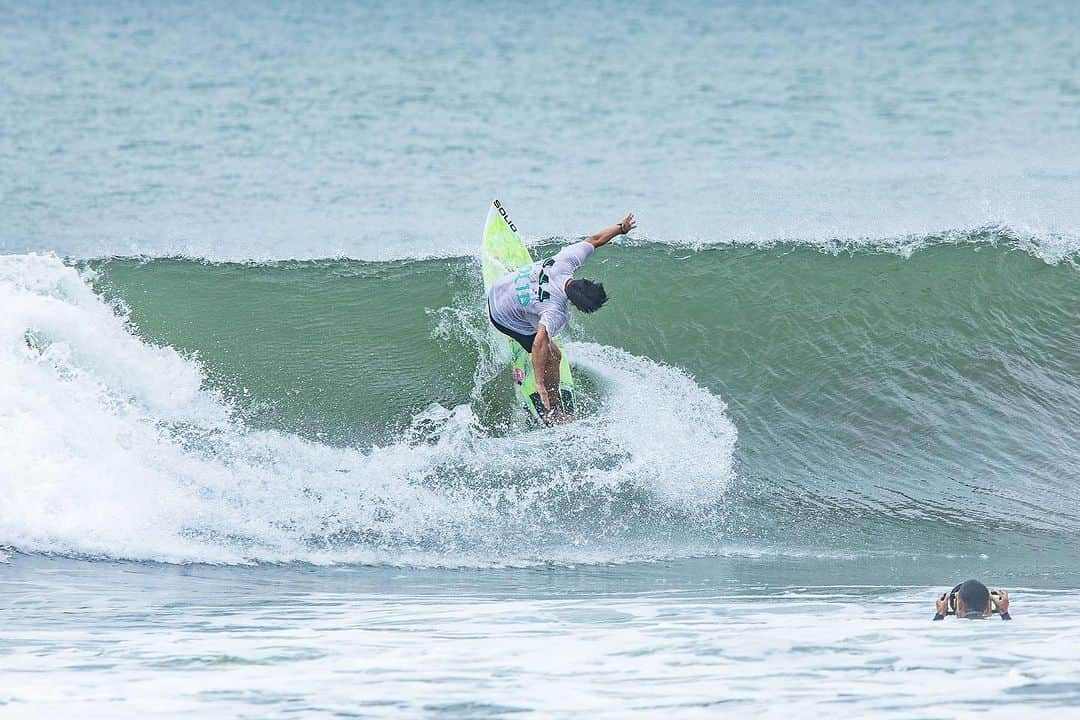 金尾玲生さんのインスタグラム写真 - (金尾玲生Instagram)「.  Back side attack!! 📷by @kenyutakahashi   #surfing #shonan #波乗り #湘南 @kenta_kawana の水中映像気になる…」8月16日 21時23分 - reokanao