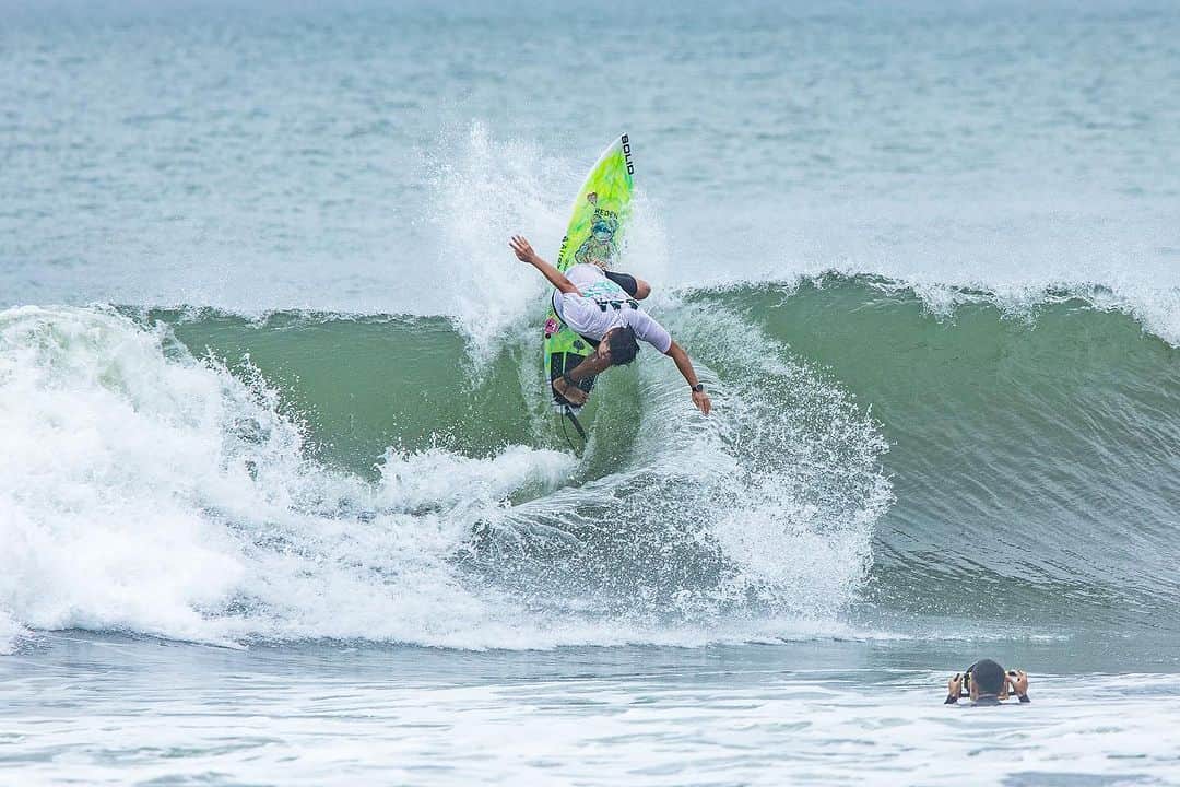 金尾玲生のインスタグラム：「.  Back side attack!! 📷by @kenyutakahashi   #surfing #shonan #波乗り #湘南 @kenta_kawana の水中映像気になる…」