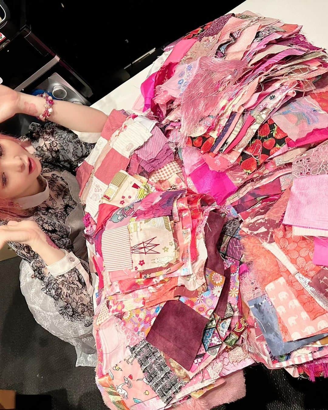 大森靖子さんのインスタグラム写真 - (大森靖子Instagram)「#大森靖子の十徳 カラオケJOYSOUND品川港南口店様にてひたすら刺繍をするイベント！ ピンク色の布を持ち寄っていただきみんなで黙々と衣装を縫いました。なんだろう、会話とかいつもよりできるところ少なめなのに、むしろノルマを強要しガチできてくれる方のことを人手として延長を煽ったりとかしてしまっているのに、皆それぞれにこだわって素晴らしい布を作ってくださった…なんかすごく絆を感じました。メジャー10周年を祝うための服でもうお祝いされてる気持ち💖」8月16日 21時16分 - omorimori