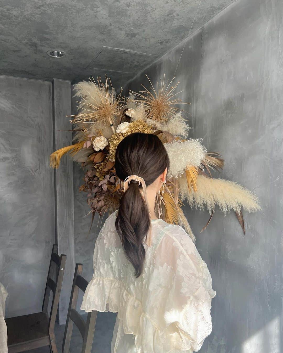 高畑結希さんのインスタグラム写真 - (高畑結希Instagram)「. 撮影で綺麗にしていただいた日💄♡  うしろの花たちすごい🦚 . #hair #make #ootd #fashion #white #flowers #ヘアメイク #ドライフラワー」8月16日 21時16分 - yuhki_takahata