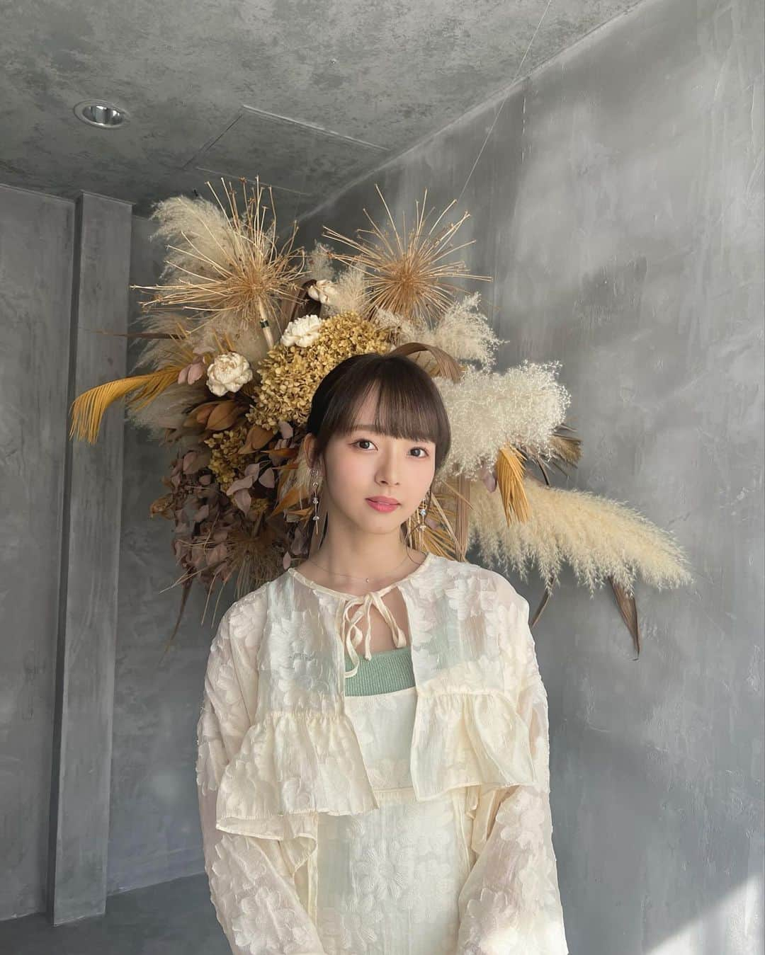 高畑結希のインスタグラム：「. 撮影で綺麗にしていただいた日💄♡  うしろの花たちすごい🦚 . #hair #make #ootd #fashion #white #flowers #ヘアメイク #ドライフラワー」