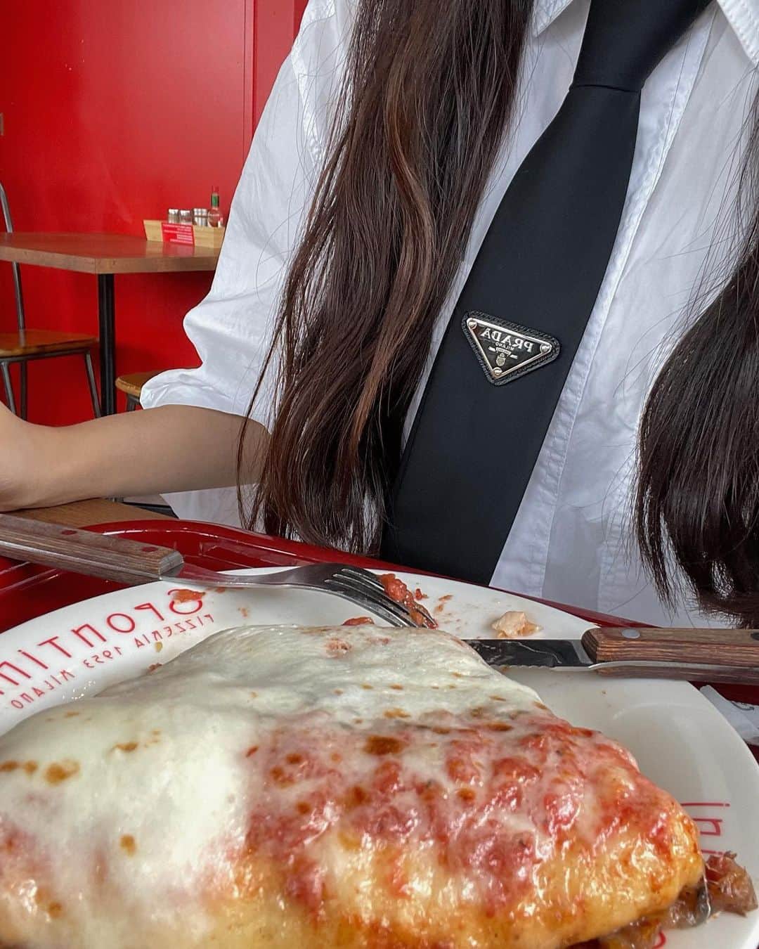 さくらさんのインスタグラム写真 - (さくらInstagram)「𝙥𝙞𝙯𝙯𝙖🍕 めっちゃ大きいピザ、美味しかった🥴 この日はコンタクトやめて、わりと最近買った度入りメガネ🩶👓」8月16日 21時18分 - oshima_sis