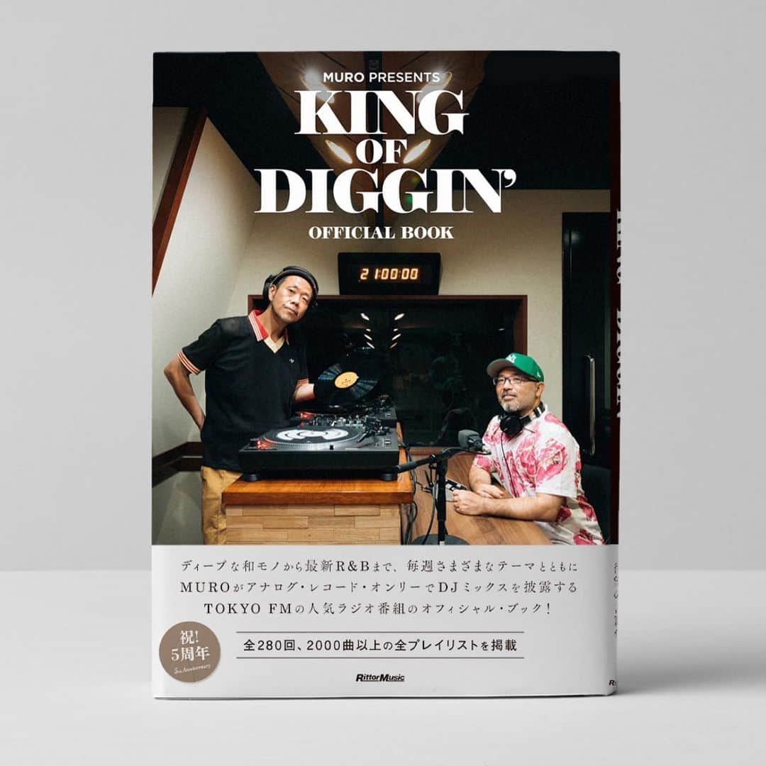 MUROさんのインスタグラム写真 - (MUROInstagram)「嬉し過ぎる書籍化✨📗 @rittormusic  @tokyofm_official  @king_of_diggin   番組の公式ブックが 9/25に発売決定！  書名：MURO PRESENTS KING OF DIGGIN' OFFICIAL BOOK 定価：2,750円（本体2,500円＋税10%） 発売：2023年9月25日 発行：リットーミュージック 商品情報ページ　https://www.rittor-music.co.jp/product/detail/3123317107/   CONTENTS ●MUROインタビュー ●MACKA-CHINインタビュー ●厳選した80回分のカテゴリー別選曲解説：DIGGIN’ Legend / DIGGIN’ Japanese Legend / DIGGIN' 和モノ / DIGGIN' Soundtrack / DIGGIN' R&B / DIGGIN' Genre / DIGGIN' Jacket / DIGGIN' Others ●スタッフ・インタビュー ●KING OF DIGGIN'とレコ屋の蜜月 ●全プレイリスト（#001〜#280）」8月16日 21時33分 - dj_muro