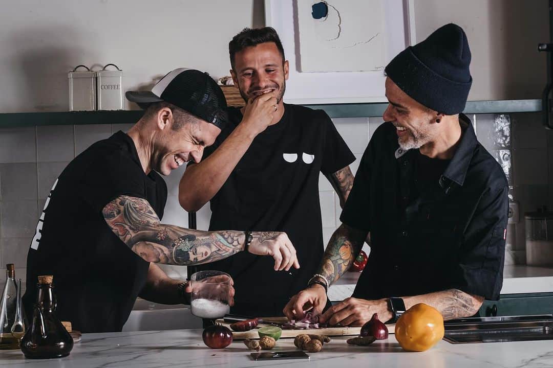 サウル・ニゲスのインスタグラム：「@johnny_ondina @juanllorca @saulniguez amigos primero y socios después, lanzan @disidentevlc 💥   A los tres les une un espíritu disidente en el campo de la alimentación:  Johnny Ondina es nutricionista deportivo que está dándole mucho peso a la alimentación vegetal y cómo ello mejora el rendimiento. Juan Llorca ha supuesto un cambio en la alimentación infantil de nuestro país. Además de chef revolucionario, ha dejado plasmados en varios libros de éxito sus conocimientos de nutrición infantil. Saúl Ñíguez fue uno de los primeros futbolistas de primera línea en llevar una alimentación ‘plant based’, algo que hizo explotar la opinión pública. Desde entonces reconoce que mantiene este estilo de vida porque le ayuda en su carrera profesional.   Están dispuestos a demostrar a Valencia y al mundo que un restaurante en el que prima el producto vegetal no está reñido con el gusto ni el disfrute. 🔥  ¿Estáis listos para conocer más?」