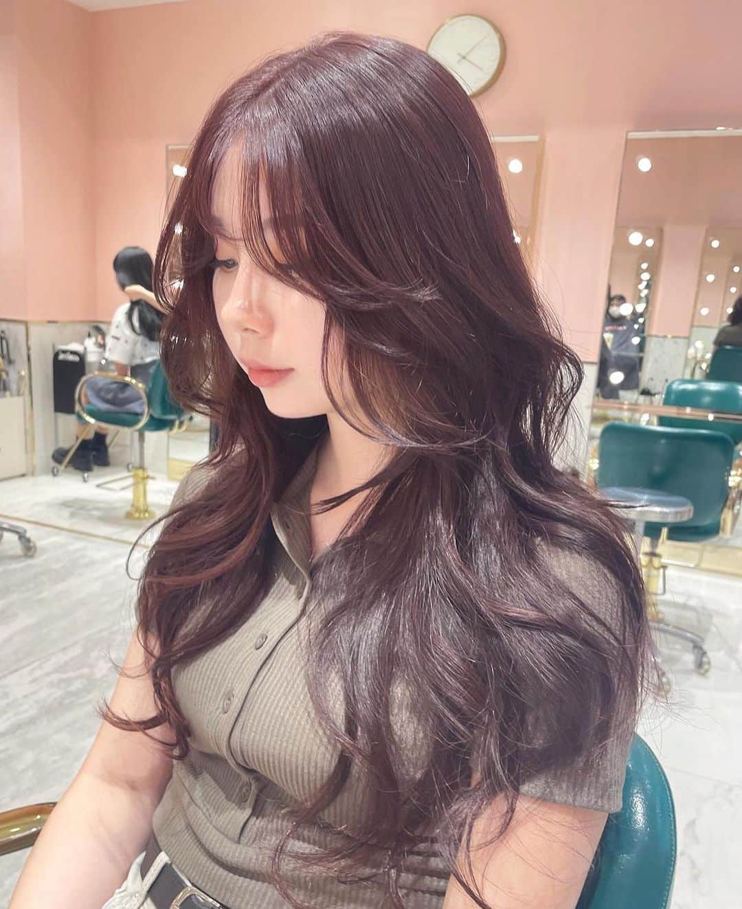原涼香のインスタグラム：「❤️ カシスレッド ✖️ #레이어드컷 ❤️ 韓国トレンドヘアー૮ • ﻌ - ა ✧˖*°  ㅤㅤㅤㅤㅤㅤㅤㅤㅤㅤㅤㅤㅤ 色味をしっかり出したい方は Wケアカラーがオススメです✔︎🤍 ㅤㅤㅤㅤㅤㅤㅤㅤㅤㅤㅤㅤㅤ 🪩韓国HAIR STYLE menu... ㅤㅤㅤㅤㅤㅤㅤㅤㅤㅤㅤㅤㅤ ☑︎カット 巻いても巻かなくても可愛いこだわりレイヤーカット🤍  ☑︎プレミアムケアカラー(or Wケアカラー) ハンソヒちゃんみたいな大人っぽいレッドカラー🌹🤎 ㅤㅤㅤㅤㅤㅤㅤㅤㅤㅤㅤㅤㅤ ☑︎バイカルテトリートメント 韓国人みたいなツヤ髪はHITAトリートメントで叶います🤍 ㅤㅤㅤㅤㅤㅤㅤㅤㅤㅤㅤㅤㅤ ご予約はリンクから🫶🏻🔗 ㅤㅤㅤㅤㅤㅤㅤㅤㅤㅤㅤㅤㅤㅤㅤㅤㅤㅤㅤㅤㅤㅤㅤㅤㅤㅤㅤㅤ ㅤㅤㅤㅤㅤㅤㅤㅤㅤㅤㅤㅤㅤ  #SHIMA#韓国ヘア#韓国スタイル#レイヤーカット#ワンホンヘア#ワンホン#ダークトーン#網紅#初カラー#暗髪#ベージュカラー#ラベンダーカラー#グレージュ#オリーブカラー#透明感カラー#銀座美容院#銀座美容室#美容師#시스루뱅#레이어드컷#koreanhair」
