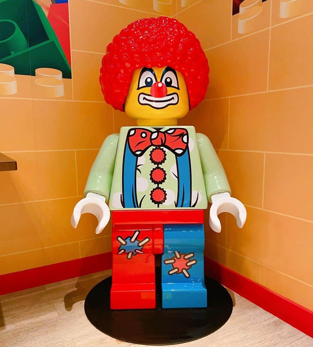 ベッキーのインスタグラム：「愛しのレゴランド・ディスカバリー・センター東京へ。  かわいいかわいい🌈 たのしいたのしい🐬  思ったより遊びの種類が多くて 色々な年齢の子が楽しめるから 最高です！  ありがとうございました！」