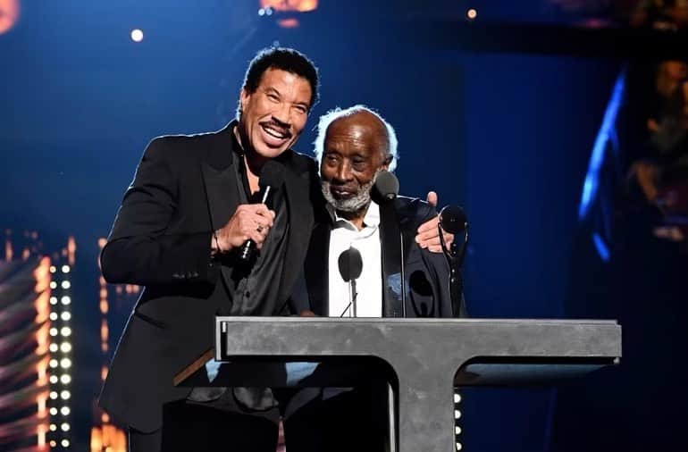 ライオネル・リッチーのインスタグラム：「What an incredible life… Clarence, you meant so much to so many…  your wisdom, support and friendship lifted everyone up in the most profound ways. You were a godfather to us all! ❤️ Love to Nicole, Alex and the rest of the family.」
