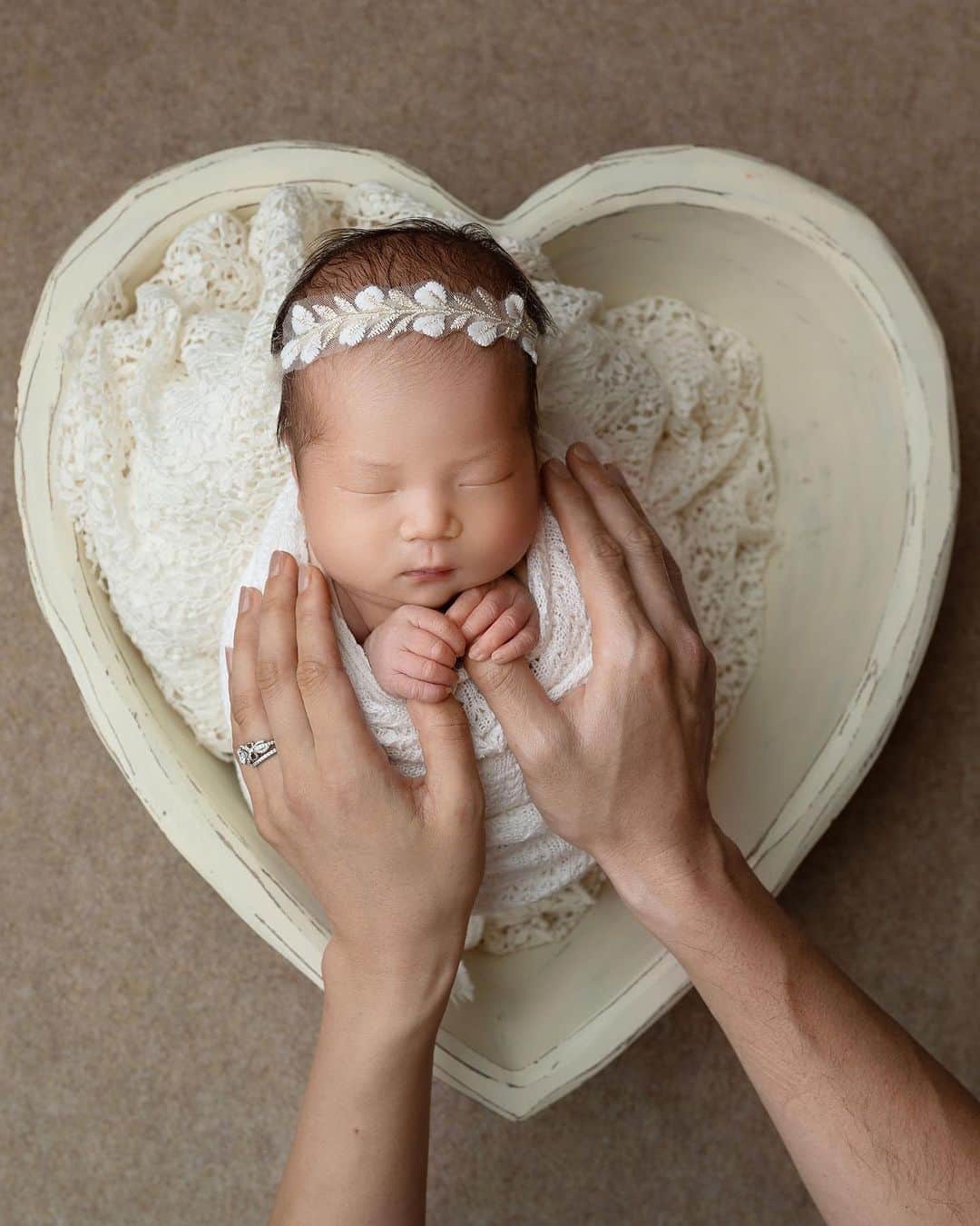 SAEKAのインスタグラム：「可愛いね 美人だね 愛おしいよ 大好きだよ  パパの手、ママの手に 包まれるほど小さい我が子が 親指きゅって握ってる我が子が たまらないほどに可愛すぎる🥹💓  私たちの宝物  #mylittleangel」