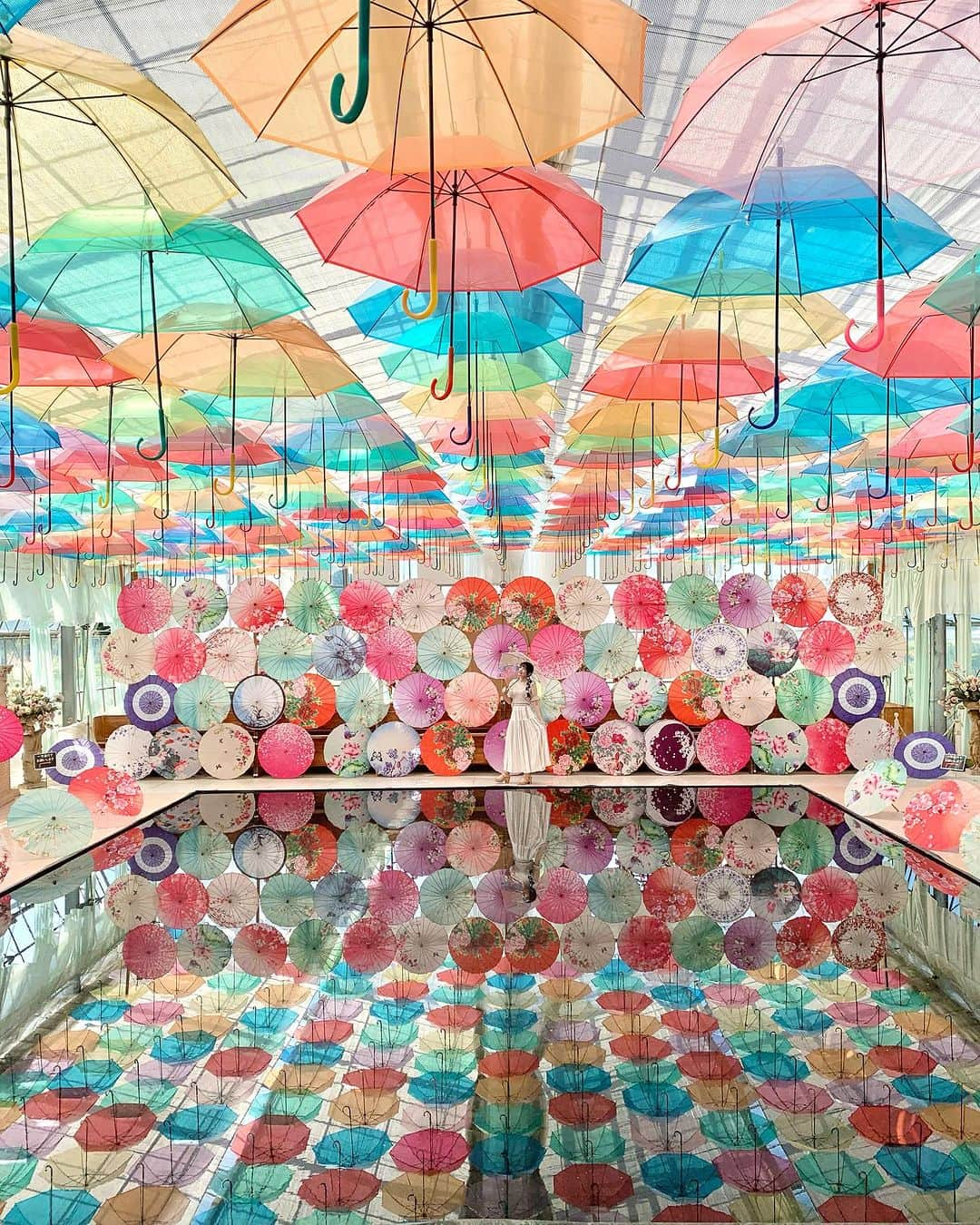 浅井麻里のインスタグラム：「🌈福島県/猪苗代ハーブ園🌈 ⁡ アンブレラスカイ🌈☂️ ⁡ 福島県の猪苗代ハーブ園の アンブレラスカイと和傘のコラボ✨ とっても綺麗で圧巻の景色✨🥰 ⁡ わたし向こう岸の真ん中に立ってるの、わかるかな？ ⁡ 水面に映ってるのも幻想的💕☂️ ⁡ 実はこれ過去写真なんだけど、 まだ投稿できてなかったから投稿📸 ⁡ 福島県旅行の写真あっためてたのがあるので(笑) またそれも投稿していきますー♬ ⁡ ⁡ #アンブレラスカイ #photogenic #instagenic #旅女子 #タビジョ #福島 #福島旅行 #福島観光 #猪苗代ハーブ園 #猪苗代 #ハーブ園 #旅行 #インスタグラマー #フォトジェニック #国内旅行 #インスタジェニック #genic_japan #genic_travel #genic_trip #tabijyo #traveljapan #福島観光スポット #旅ライター #トラベルライター #絶景 #旅スタグラム #絶景スポット #アンブレラストリート」