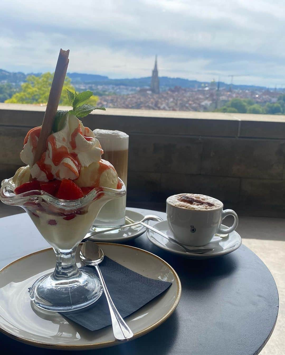 伊東秀和さんのインスタグラム写真 - (伊東秀和Instagram)「. 世界選手権in Bern🇨🇭 この期間に実は誕生日を迎えて47歳になりました。秋彩もお祝いありがとう✨ 沢山のメッセージもありがとうございました。多くの生徒や家族や関係者の皆さんの気持ちを励みにこれからの1年も元気に突き進みます💫 @raffinee_orientalbio  @a_climbing_jp  @camp1889outdoor  @mammut_japan  #誕生日  #47歳  #switzerland」8月16日 21時30分 - hide9a2019