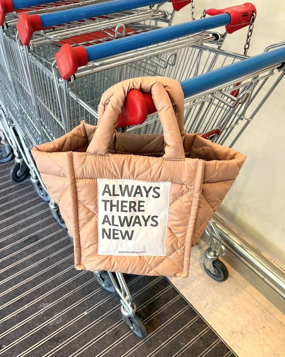 シアタープロダクツのインスタグラム：「"SINGBOARD"PUFFER BAG-M- ■COLOR:BLACK/BEIGE ■PRICE:¥6,930   #theatreproducts #bag  #totebag  #quilting  #quiltbag #シアタープロダクツ」