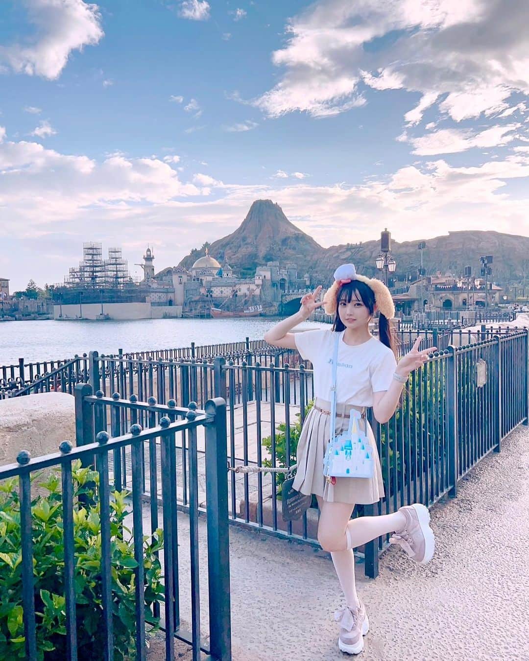佐藤美波のインスタグラム：「🏰  家族とディズニーシー行った！！ たのしかったです🥰今年初ディズニーでした！！😳   #ディズニーシー #disneysea #クッキーアン #ツインテール #アイドル #idol」