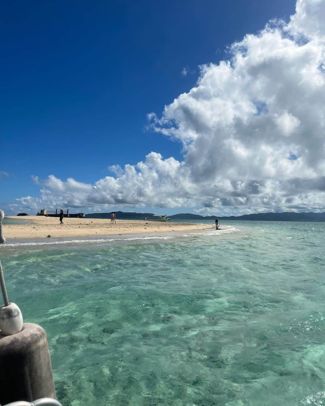 Arika Kuriharaさんのインスタグラム写真 - (Arika KuriharaInstagram)「幻の島　浜島🏝️  小浜島と竹富島の間に浮かぶ三日月形の無人島🩵  写真見返すだけで癒される♡ マリンスポーツの連れていってくれたお兄さん達にも感謝✨  #幻の島浜島 #小浜島 #竹富島 #石垣島」8月16日 21時31分 - arika_0002