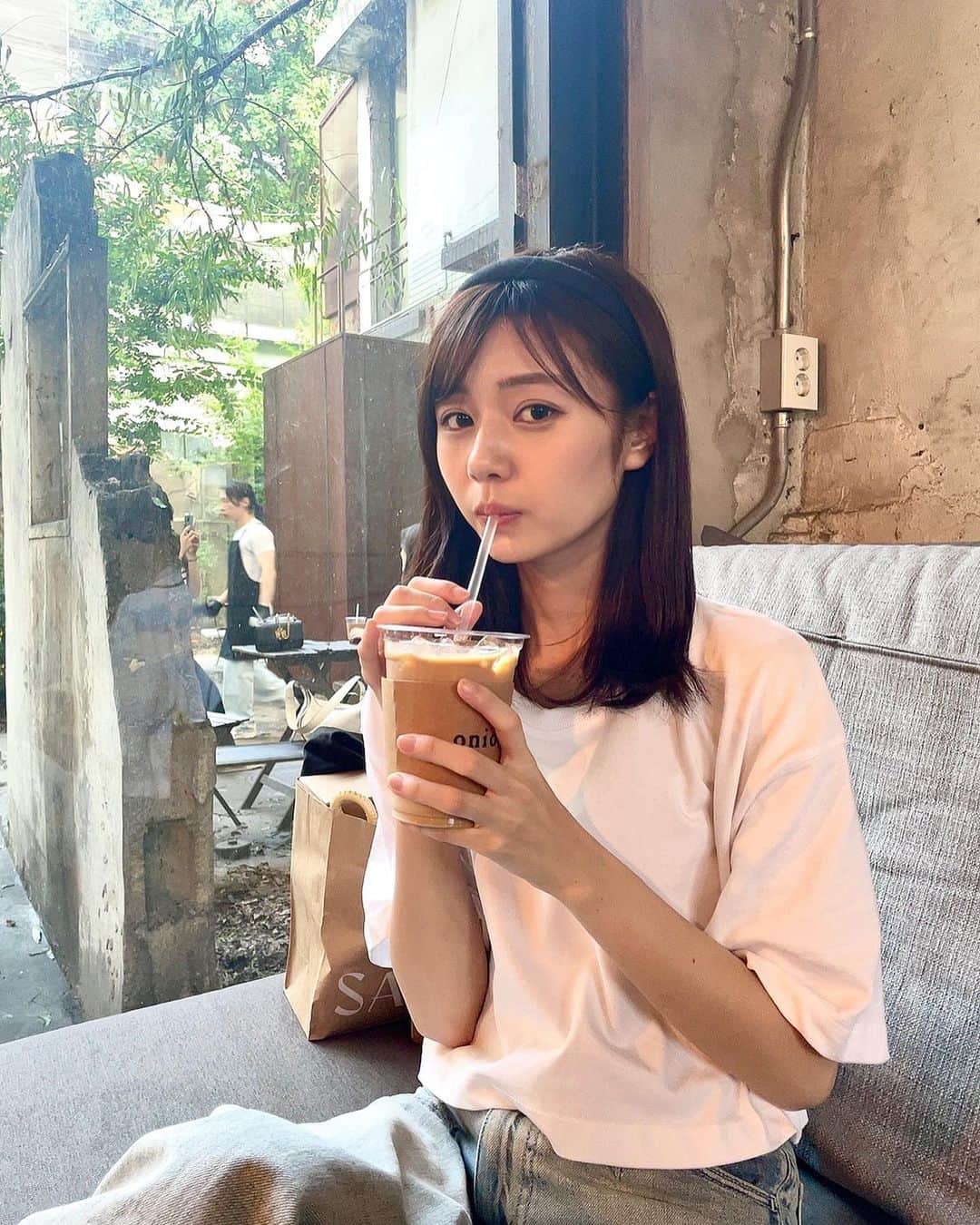 杉浦みずきのインスタグラム：「. 新幹線に閉じ込められてもうすぐ5時間が経とうとしている… 写真はなんっも関係ないです笑笑  韓国のおしゃカフェ写真載せときます☕️😀笑  関西帰省3日の予定がたったの1日になっちゃった  充電切れそう…」