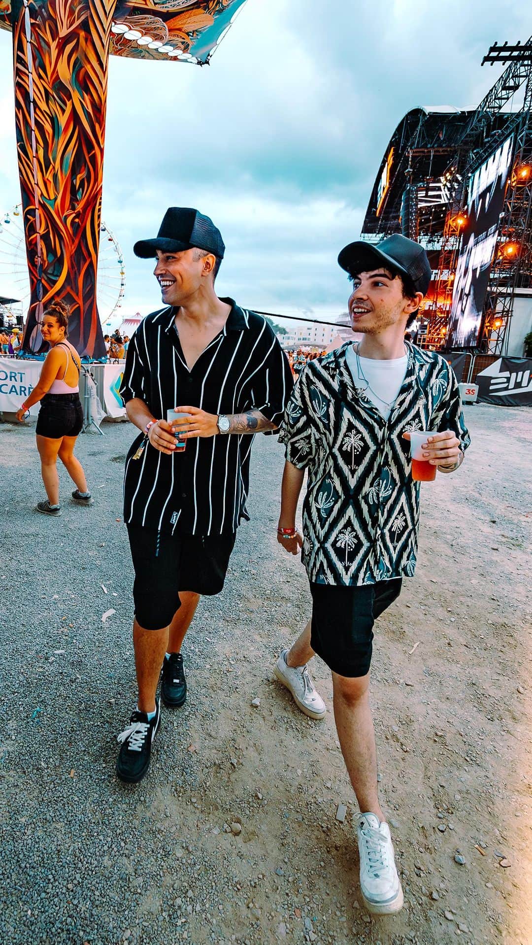 エイコンのインスタグラム：「How we made our new song with @steveaoki and @akon ⛓️😅」