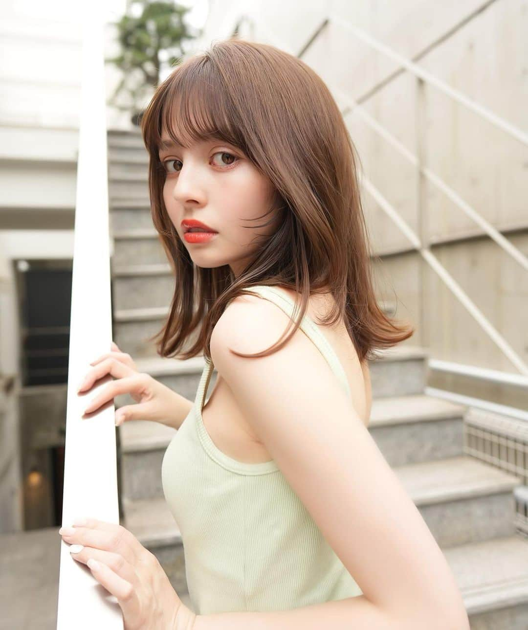 齋藤純也のインスタグラム：「ミディアムレイヤースタイル✂︎  柔らかいヘアデザインはハサミの入れ方にこだわって美しいシルエットを作ります、 似合うヘアスタイルを探している方、骨格と輪郭と髪質に合わせて誰よりも似合うヘアスタイルを提案させていただきます♩  ✴︎PRICE✴︎ カット✂︎7700円 カラー✂︎7700円  カットなしの場合シャンプーブロー料金+2200円 カラーはトリートメントin処方で圧倒的な艶感と手触りをプラスします。 ブリーチor3Dハイライト施術はプラス7700円です。 パーマ✂︎7700円 トリートメント✂︎種類多数によりカウンセリングで決めさせていただきます。5500円〜11000円 縮毛矯正✂︎17600円、前髪のみは6600円 ・ ネット予約が×の所もお電話かDMで時間調整できますので気軽にご連絡ください！ kelly.表参道本店　A1出口より徒歩45秒 東京都渋谷区神宮前5-2-5 JY表参道ビル２Ｆ kelly. ・ ・ ✔️群馬県伊勢崎市で出勤するスケジュールは隔週水曜日です。 群馬店は料金が異なります、お問い合わせください 群馬のご予約はＤＭまたは ホットペッパービューティーで  kelly. by L.O.G 検索✂︎ 在籍日程が少なくて申し訳ありません。 薬剤は最新のものを揃えました 群馬県伊勢崎市宮前町146-1」