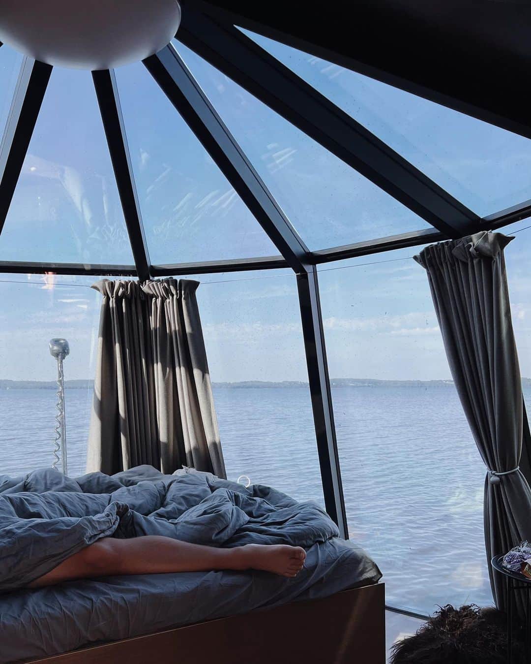 Annette Pehrssonさんのインスタグラム写真 - (Annette PehrssonInstagram)「a magical late summer night in a floating hut c/o @yggdrasil_igloo_water_huts 🧡」8月16日 21時33分 - annettepehrsson