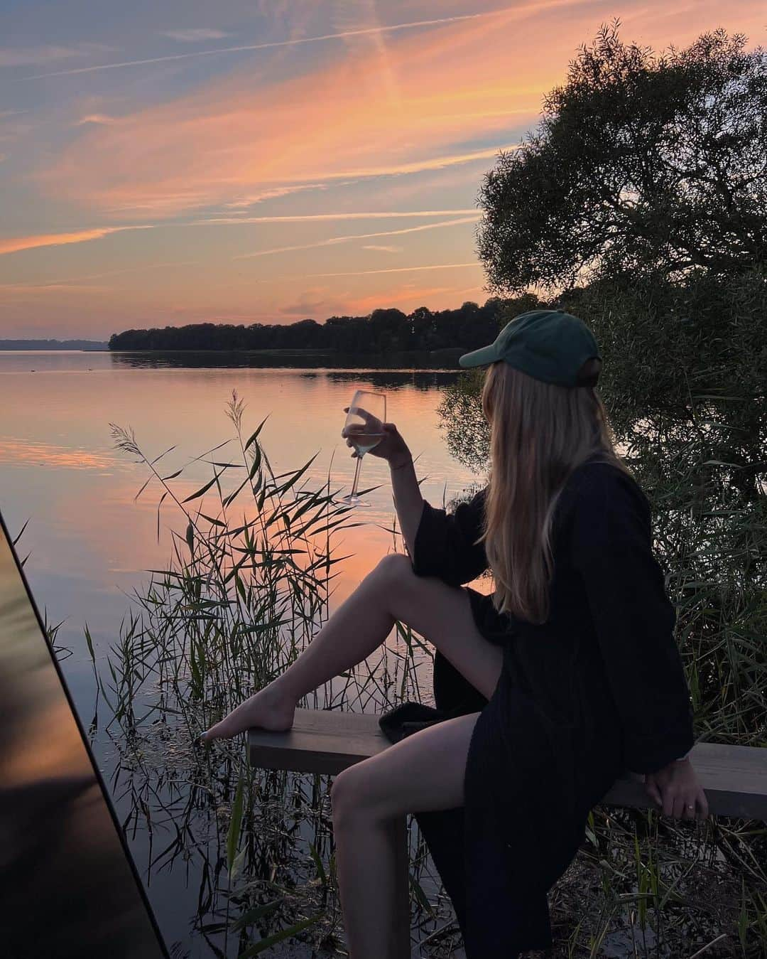 Annette Pehrssonさんのインスタグラム写真 - (Annette PehrssonInstagram)「a magical late summer night in a floating hut c/o @yggdrasil_igloo_water_huts 🧡」8月16日 21時33分 - annettepehrsson