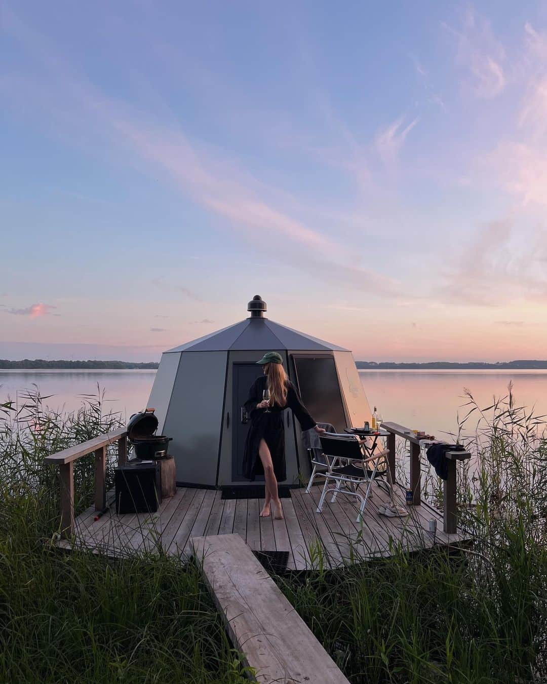 Annette Pehrssonのインスタグラム：「a magical late summer night in a floating hut c/o @yggdrasil_igloo_water_huts 🧡」