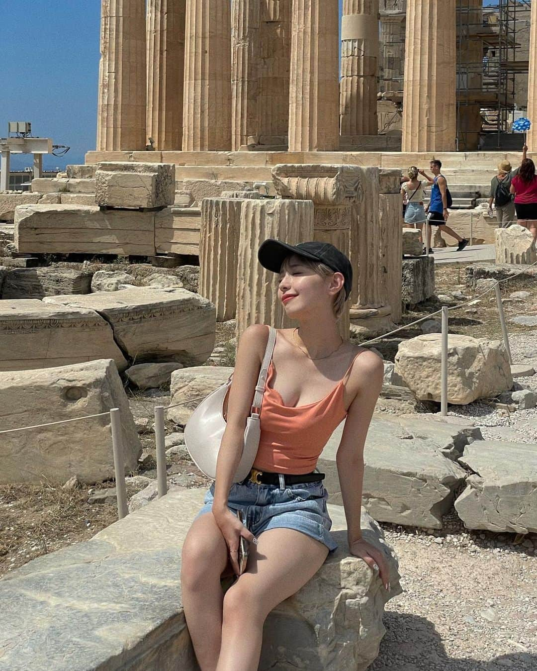 MIORIさんのインスタグラム写真 - (MIORIInstagram)「The Parthenon🏛️  しっかり観光しちゃった😂 けっこう歩くし道がとにかく滑りやすいから絶対にスニーカー系の靴がおすすめ👟  水以外の飲み物は没収されるから注意⚠️ (わたしはスイカジュースを没収されて悲しかった、、🍉)  #theparthenon#パルテノン神殿#ギリシャ旅行#アテネ旅行#greece🇬🇷#athensvibe#ショートヘア#ショートカット#ハイトーンショート#ハイトーン#プレ花嫁」8月16日 21時33分 - __mk.31__