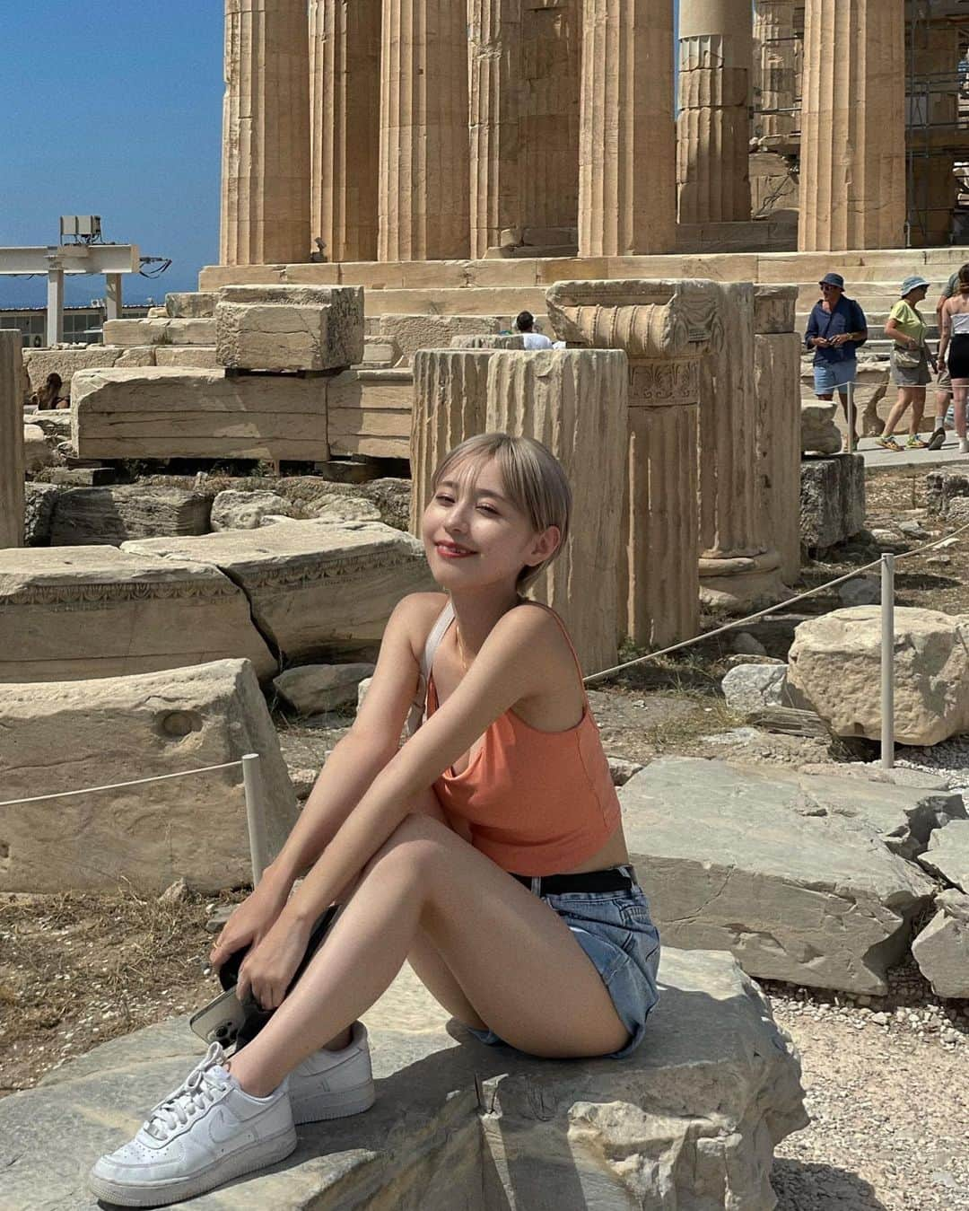 MIORIさんのインスタグラム写真 - (MIORIInstagram)「The Parthenon🏛️  しっかり観光しちゃった😂 けっこう歩くし道がとにかく滑りやすいから絶対にスニーカー系の靴がおすすめ👟  水以外の飲み物は没収されるから注意⚠️ (わたしはスイカジュースを没収されて悲しかった、、🍉)  #theparthenon#パルテノン神殿#ギリシャ旅行#アテネ旅行#greece🇬🇷#athensvibe#ショートヘア#ショートカット#ハイトーンショート#ハイトーン#プレ花嫁」8月16日 21時33分 - __mk.31__