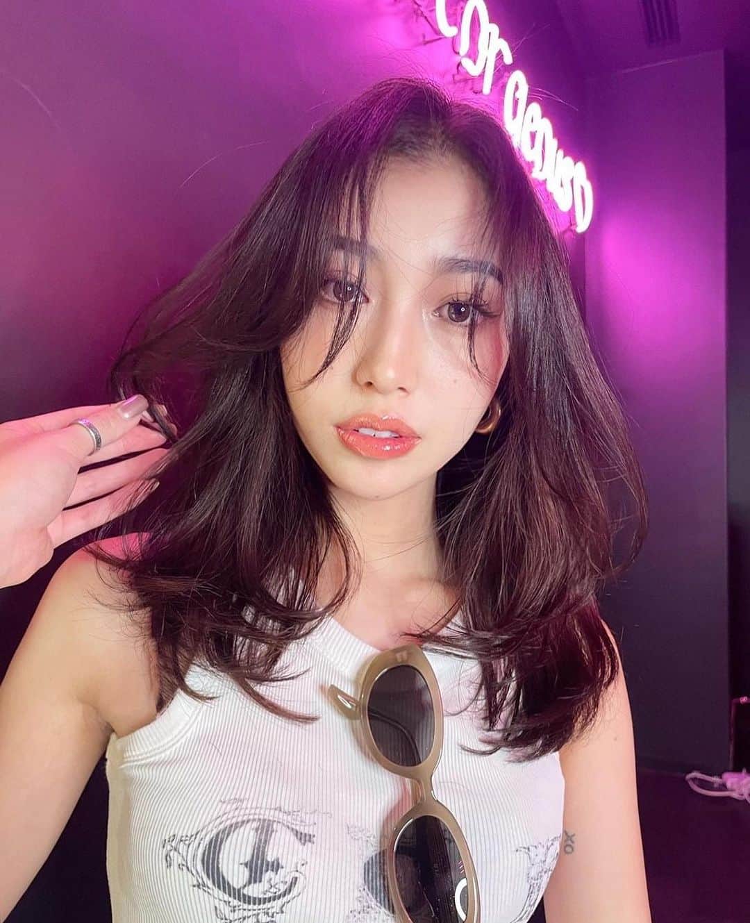 原涼香のインスタグラム：「夏は軽やかなレイヤースタイルがトレンドですദ്ദി‪- ·̫ - ̳❤️ ㅤㅤㅤㅤㅤㅤㅤㅤㅤㅤㅤㅤㅤ 🎀韓国HAIR STYLE menu... ㅤㅤㅤㅤㅤㅤㅤㅤㅤㅤㅤㅤㅤ ☑︎カット 巻いても巻かなくても可愛いこだわりレイヤーカット♡ 45mmワンカールでちょー簡単にセットできます🫶🏻✔️  ☑︎プレミアムケアカラー 透明感バツグンカラーが得意です♡ ㅤㅤㅤㅤㅤㅤㅤㅤㅤㅤㅤㅤㅤ ☑︎HITAトリートメント 韓国人みたいなツヤ髪はトリートメントがマスト♡  ㅤㅤㅤㅤㅤㅤㅤㅤㅤㅤㅤㅤㅤ ご予約はリンクから🫶🏻🔗 ㅤㅤㅤㅤㅤㅤㅤㅤㅤㅤㅤㅤㅤㅤㅤㅤㅤㅤㅤㅤㅤㅤㅤㅤㅤㅤ ㅤㅤㅤㅤㅤㅤㅤㅤㅤㅤㅤㅤㅤ  #SHIMA#韓国ヘア#韓国スタイル#レイヤーカット#ワンホンヘア#ワンホン#ダークトーン#網紅#初カラー#暗髪#ベージュカラー#ラベンダーカラー#グレージュ#オリーブカラー#透明感カラー#銀座美容院#銀座美容室#美容師#시스루뱅#레이어드컷#koreanhair」